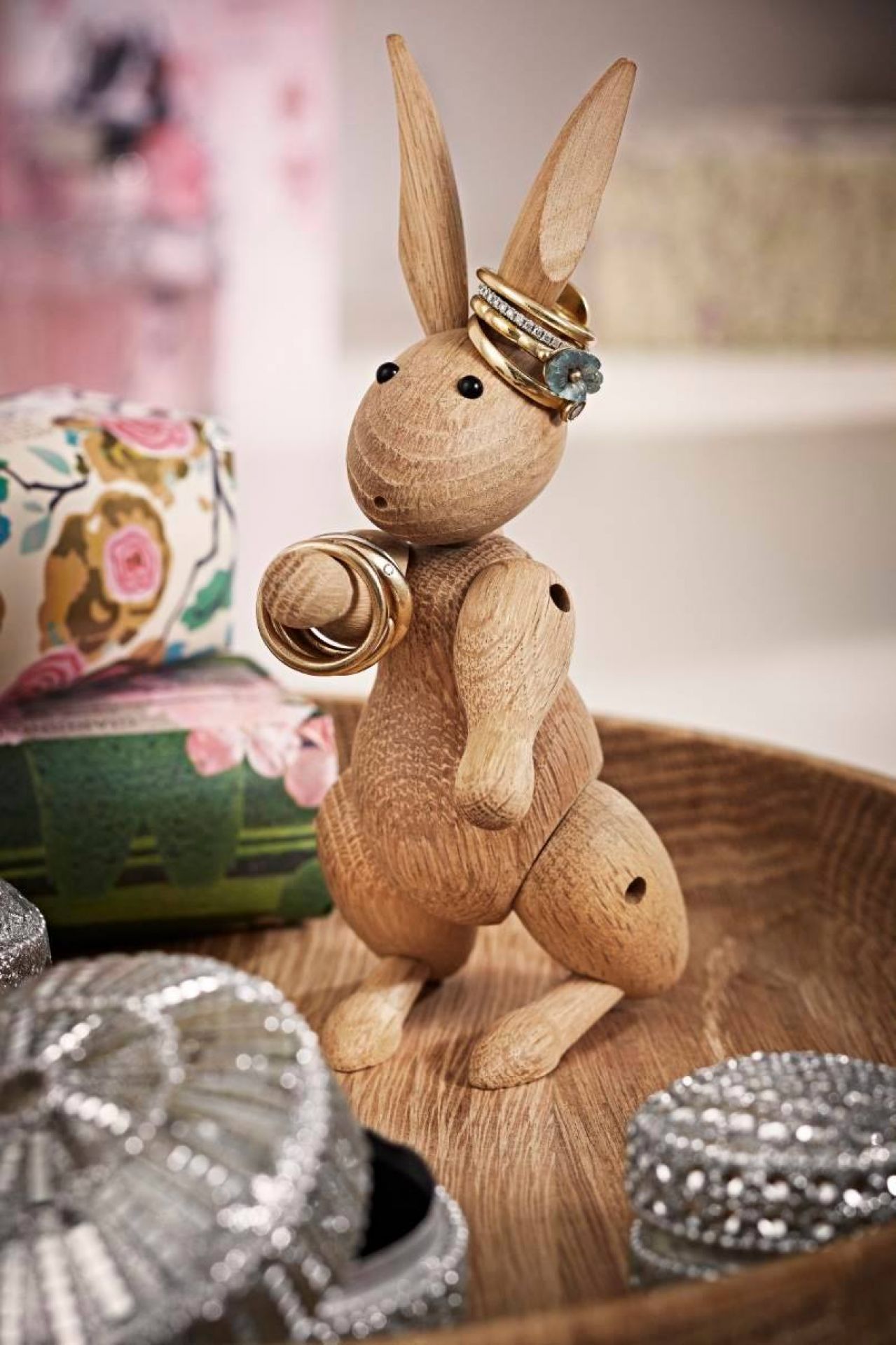Kay Bojesen Kaninchen Holzfigur mit Ringen auf einem Holztablett, dekorative Holztiere.