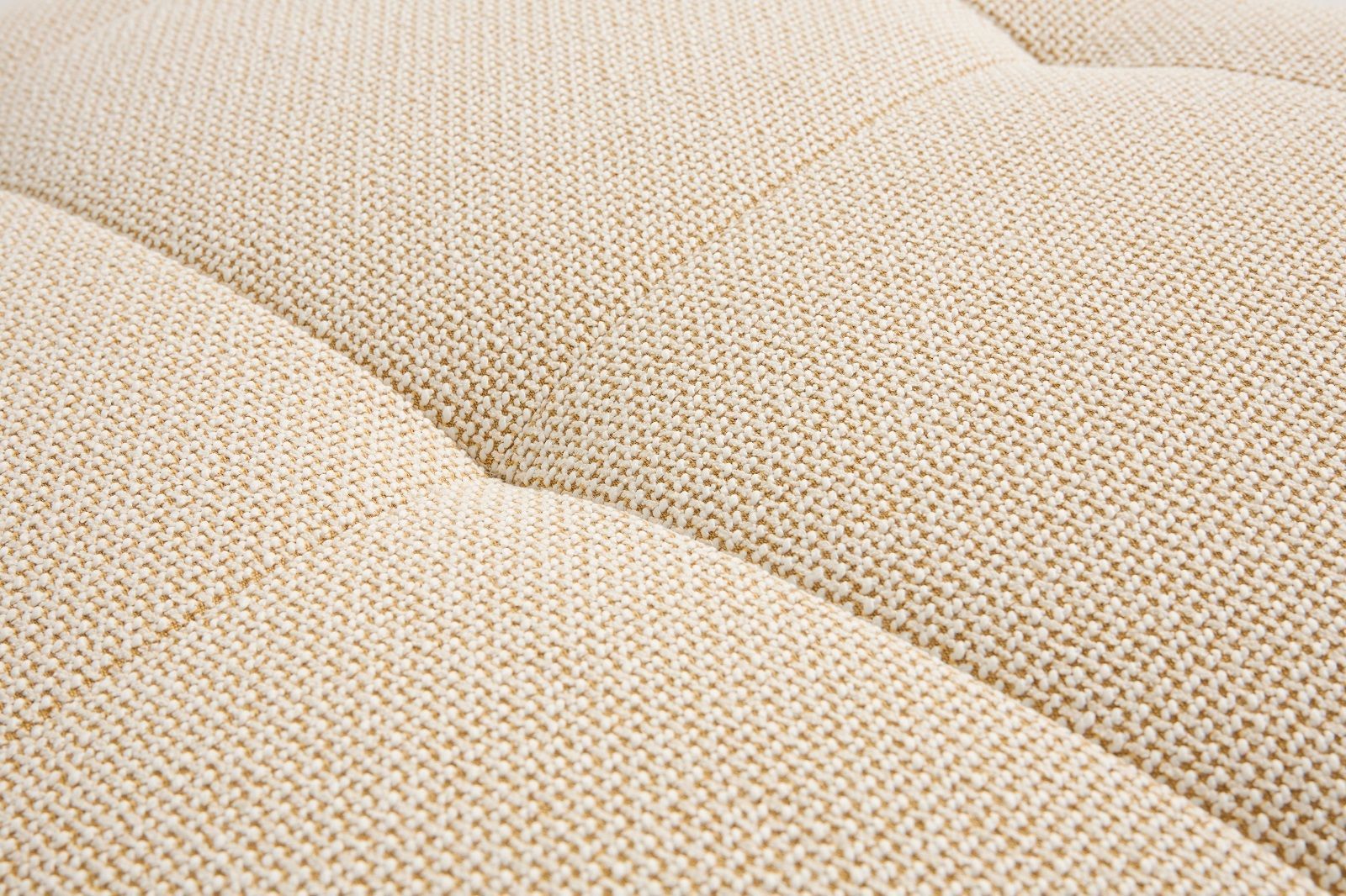 Detailaufnahme des Quilton Lift Ottoman Hockers von Hay mit beigem Stoffbezug.