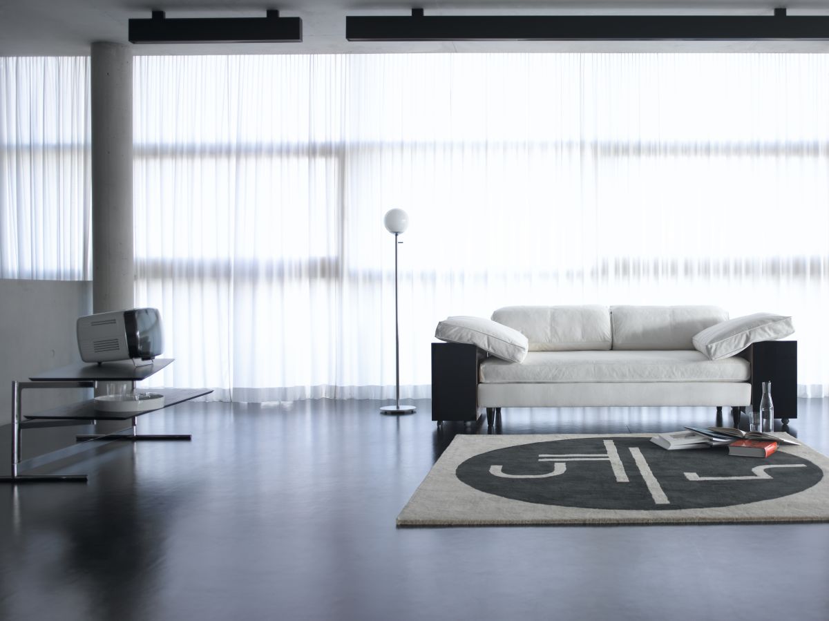 St. Tropez Teppich 300x250cm von ClassiCon in modernem Wohnzimmer mit Sofa und Designelementen.