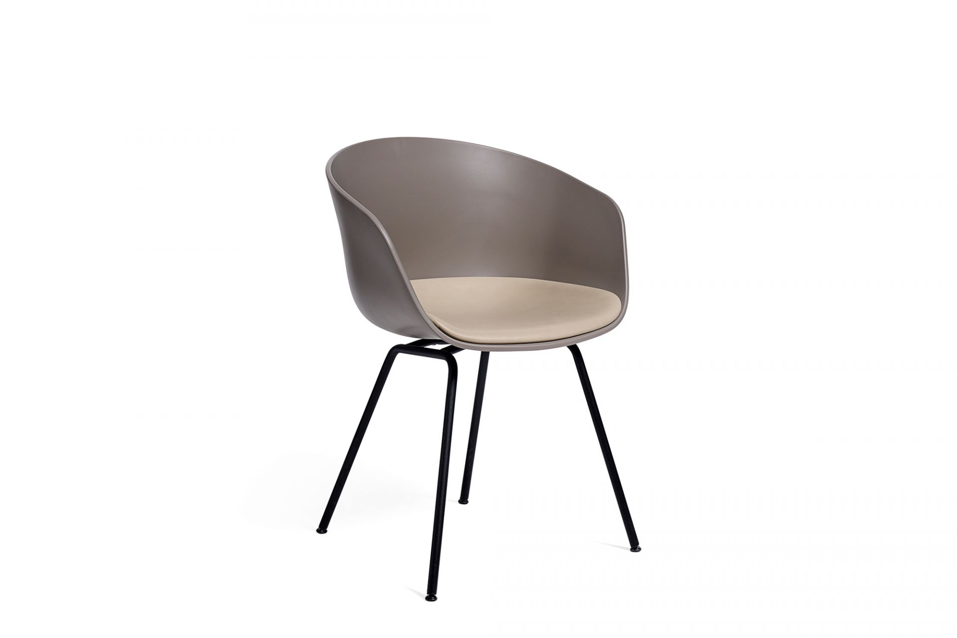 About A Chair AAC26 Stuhl von Hay in Taupe mit schwarzem Vierfußgestell.