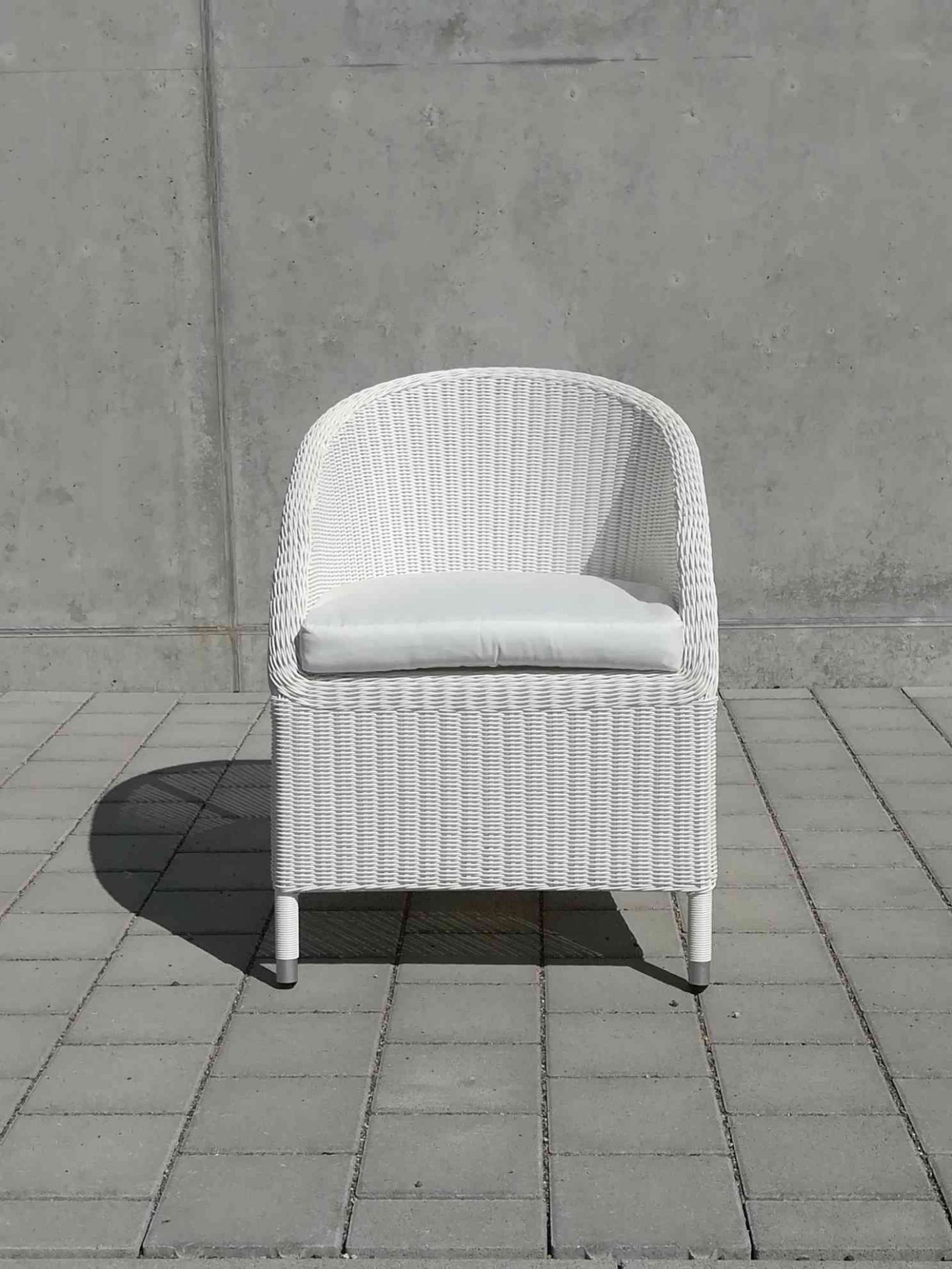 Weißer Romantik Sessel von Jan Kurtz mit passendem, hellem Sitzkissen für den Outdoor-Bereich.