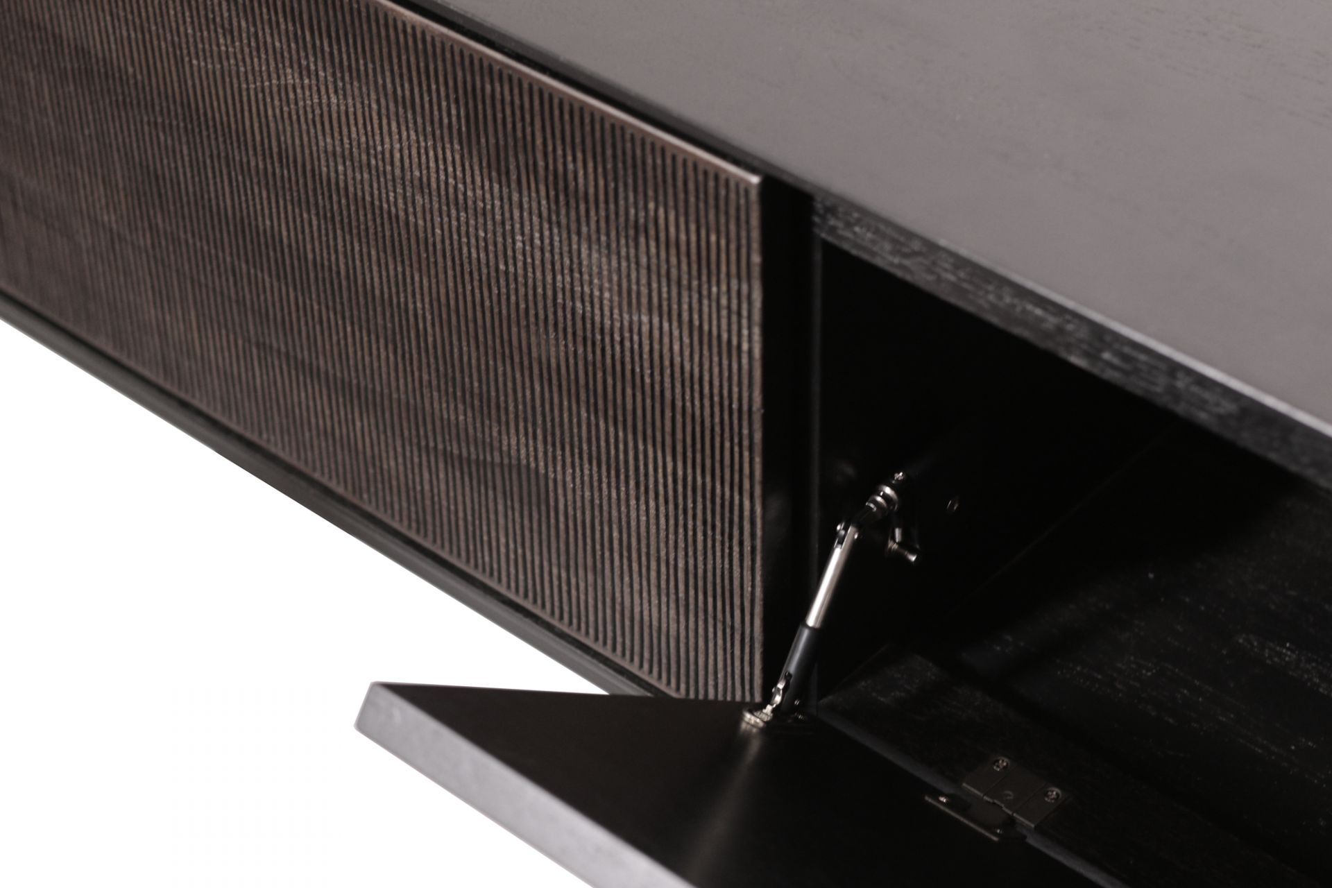 Detailaufnahme von Ethnicraft Teak Grooves TV-Möbel: Offene Klappe mit Rillenmuster und dunklem Holz.