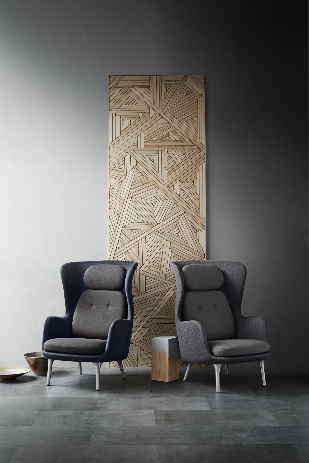 Zwei Ro Sessel von Fritz Hansen aus Holz und Stoff in Grau- und Blautönen.