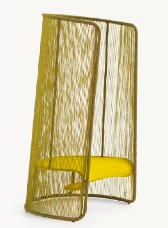 Roter Husk Sessel von Moroso aus der M' Afrique Kollektion. Design Gartenmöbel für Outdoor.