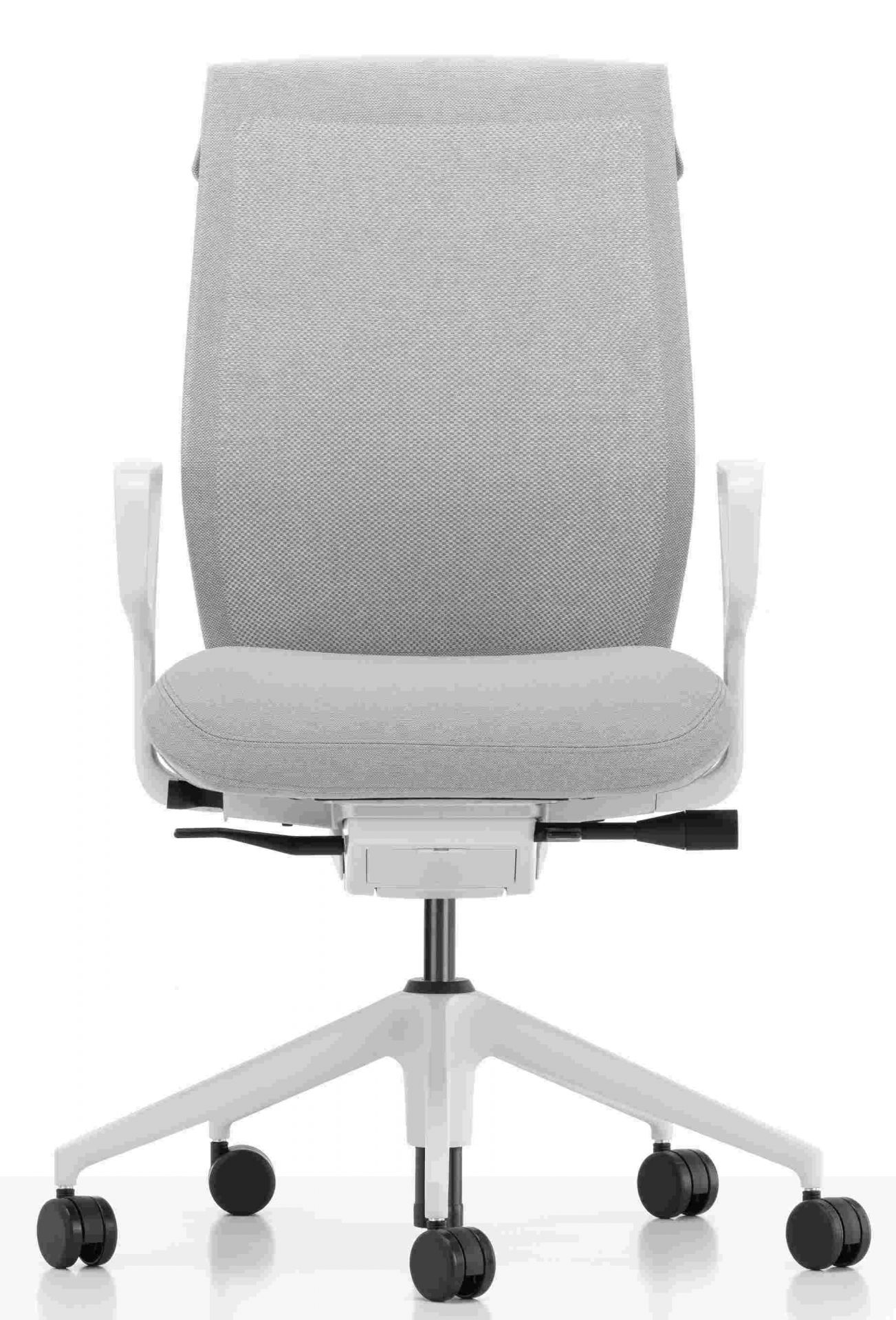Vorderansicht des grauen ID Cloud Bürodrehstuhls von Vitra mit weißem Gestell und Armlehnen.
