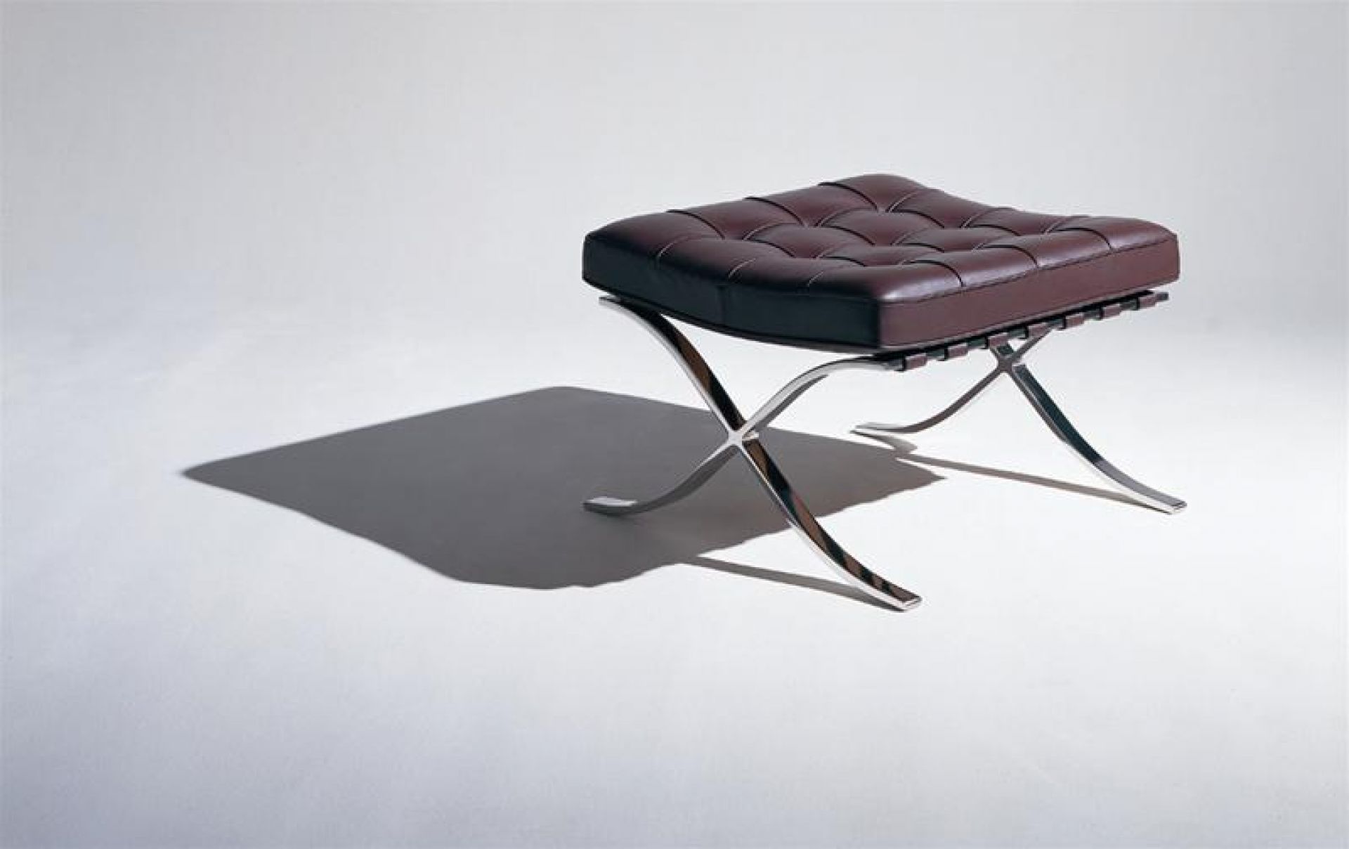 Barcelona Hocker von Knoll International mit braunem Leder und verchromtem Stahlgestell, modernes Design.