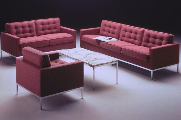 Florence Relax Sessel von Knoll International, roter Sessel und Sofa mit Knopfheftung und Marmortisch.