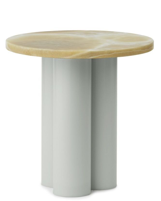 Dit Coffee Table Beistelltisch von Normann Copenhagen mit runder Tischplatte in Marmoroptik und hellblauem Untergestell.