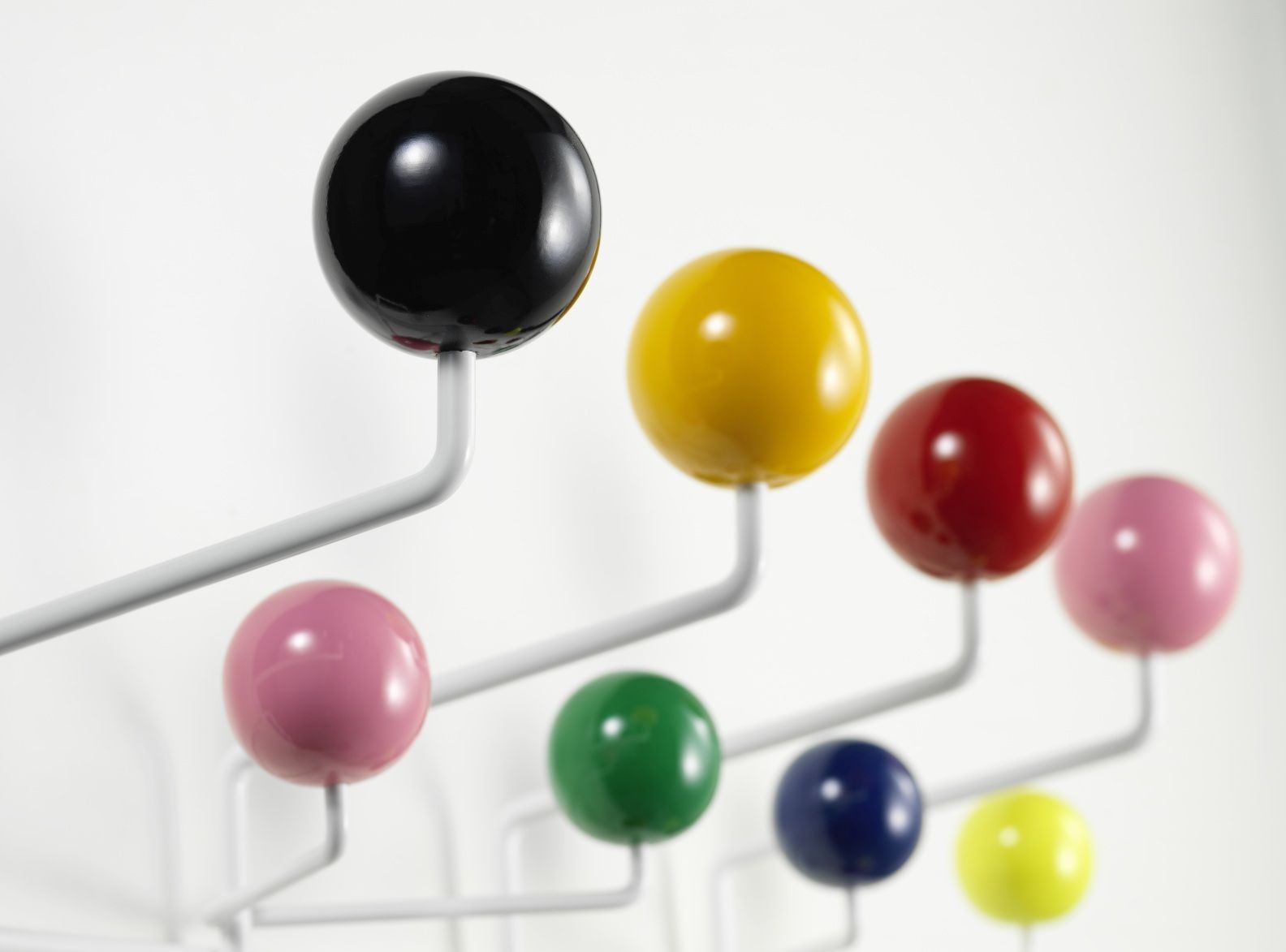 Eames Hang it all Garderobe von Vitra mit bunten Kugeln und weißem Rahmen, Detailaufnahme.