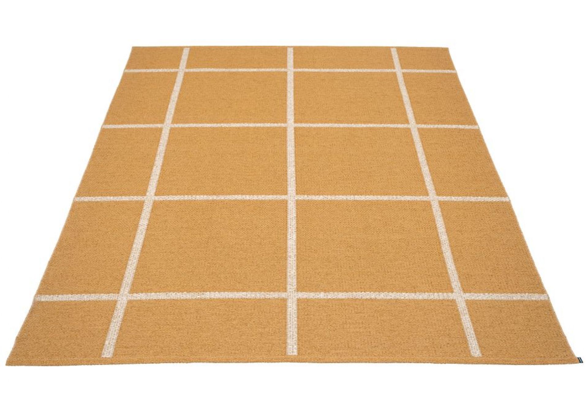 Goldener Ada Kunststoffteppich von Pappelina (180x260 cm) mit weißem Karomuster, ideal für Innen- und Außenbereiche.