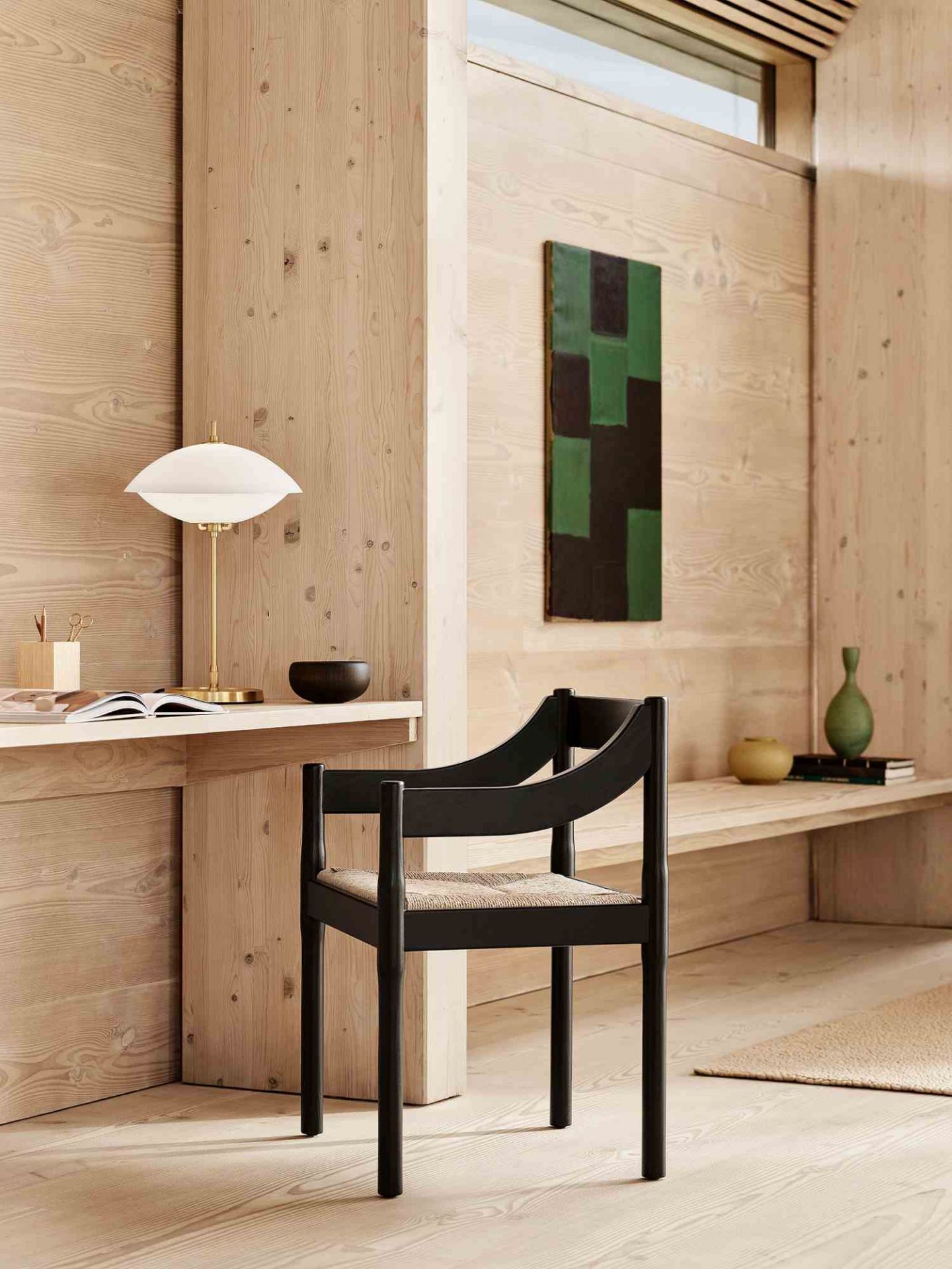 Clam Table Lamp von Fritz Hansen auf einem Schreibtisch in einem hellen, modernen Raum.