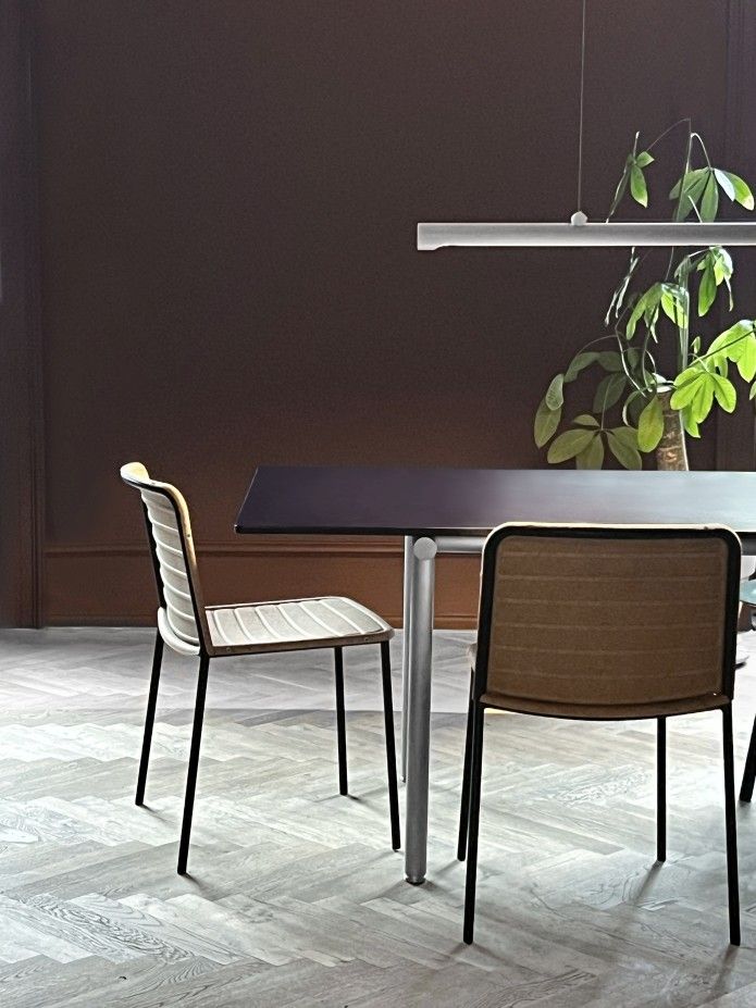 Flax Stacker Chair Stühle von Please wait to be seated an Esstisch mit Lampe.
