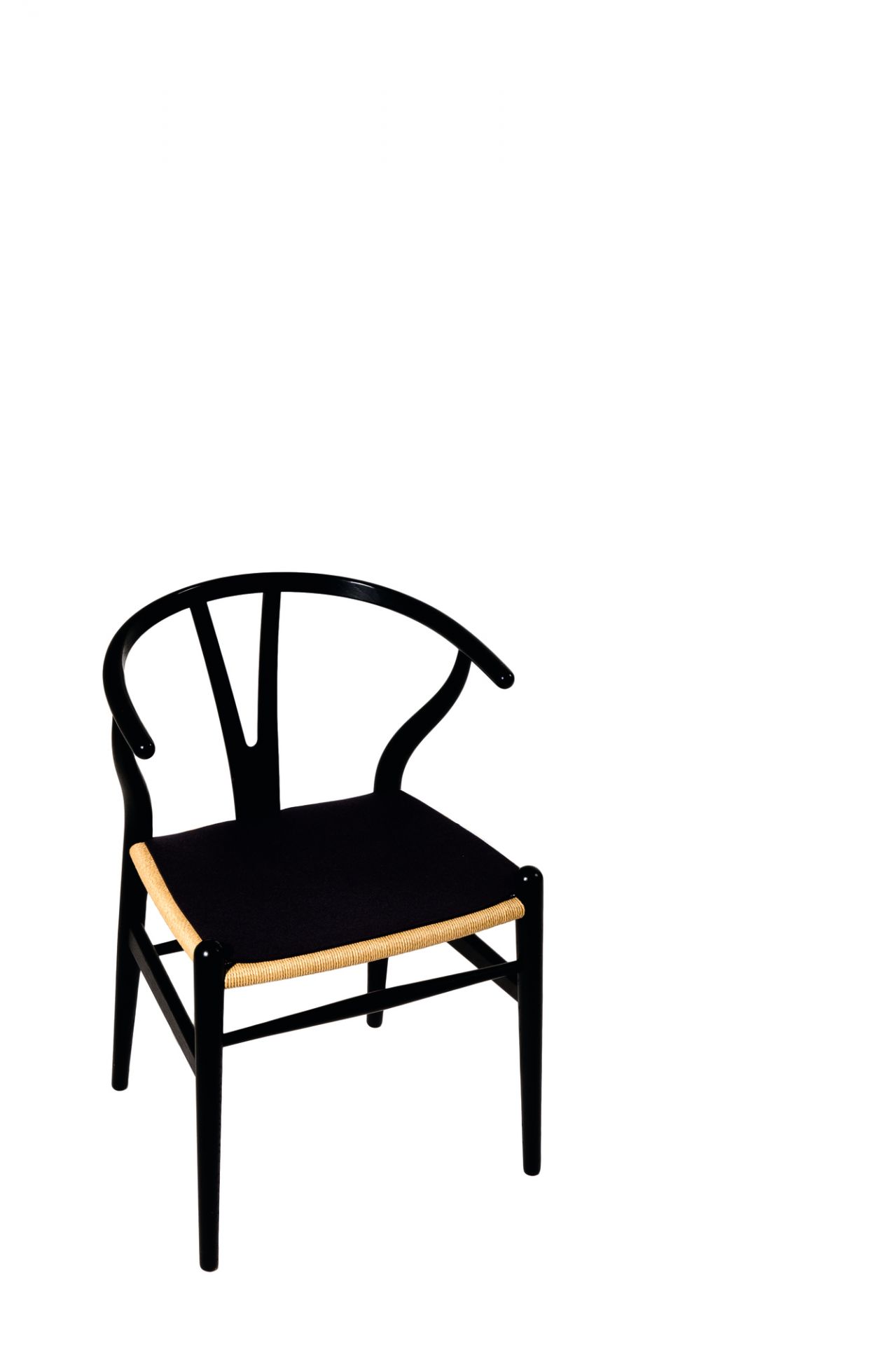 Sitzauflage Wollweiss auf Wishbone Chair: Schwarzer Stuhl mit Filzauflage für bequemes Sitzen.