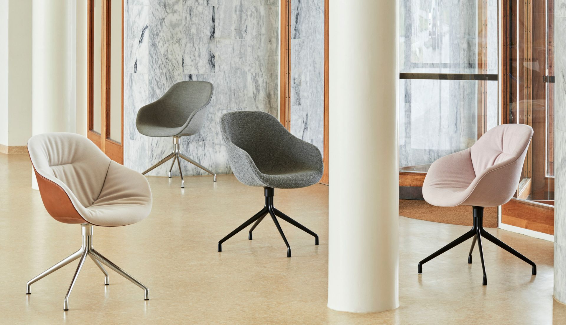 Mehrere Hay About a Chair AAC 121 Soft Duo Stühle in verschiedenen Farben und Gestellen.