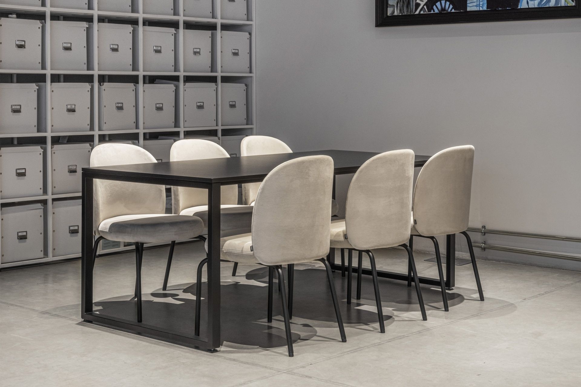Sechs Bejot Konferenzstühle FS K 215 in Beige und Grau um einen schwarzen Tisch.