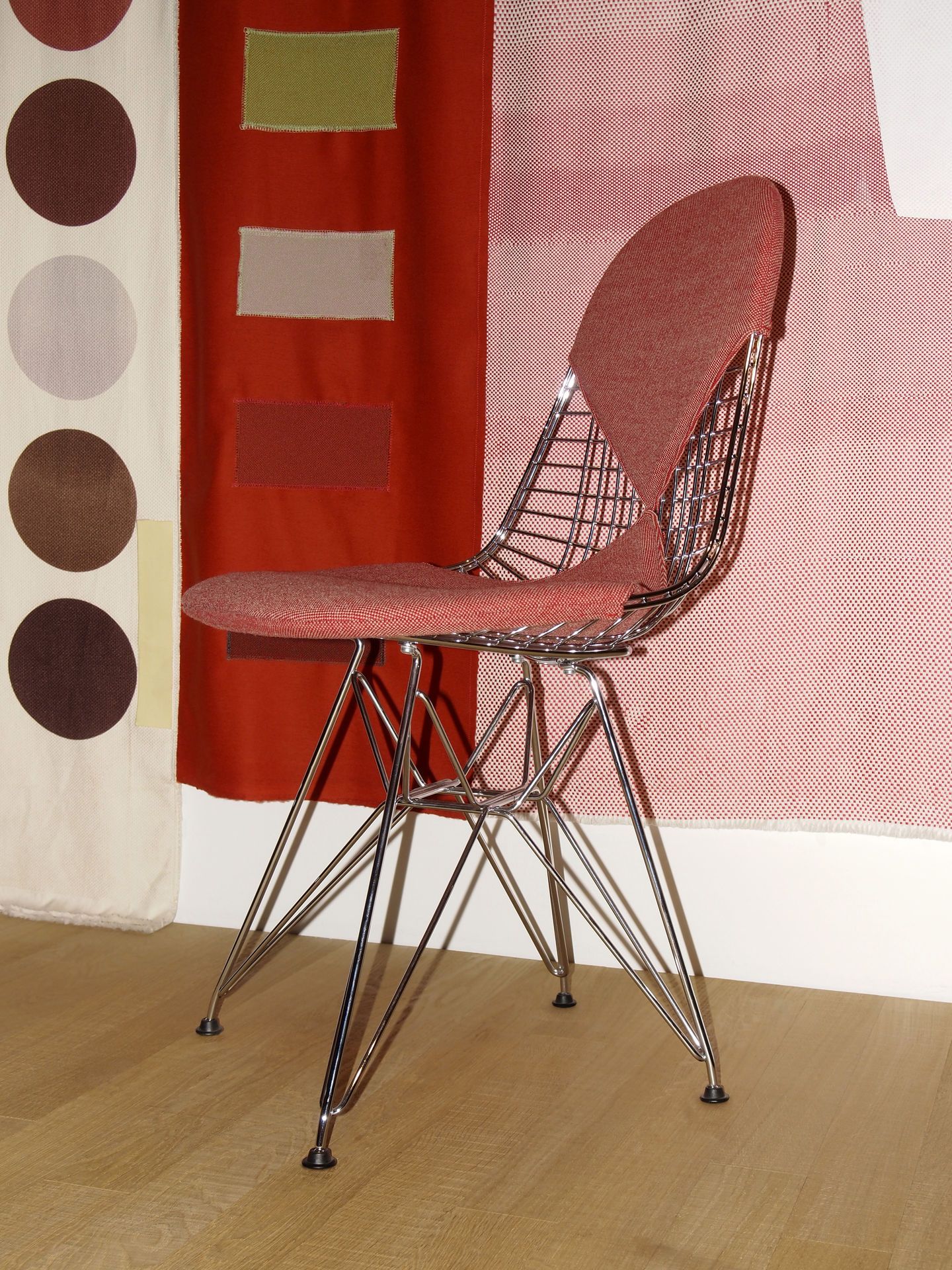 DKR-2 Wire Chair Stuhl von Vitra mit roter Sitz- und Rückenpolsterung und verchromtem Drahtgestell.