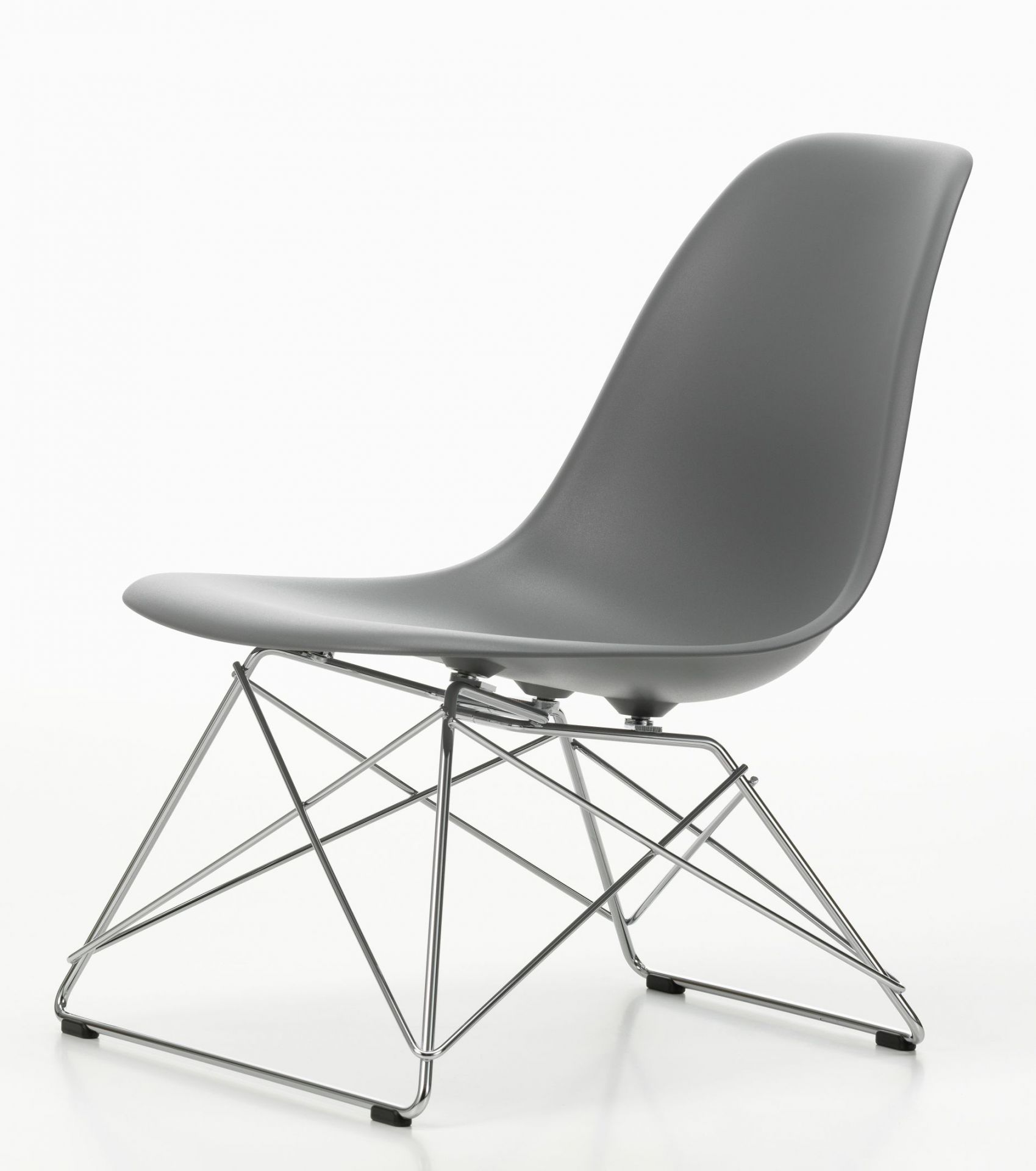 Grauer Eames Plastic Side Chair LSR Stuhl von Vitra mit verchromtem Drahtgestell auf weißem Hintergrund.
