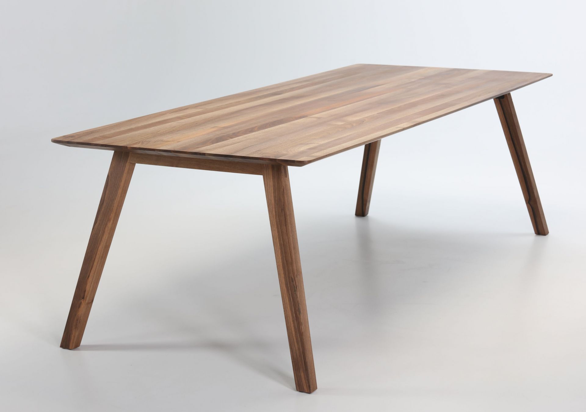 Monk Tisch von Prostoria aus massivem Nussbaumholz, moderner Esstisch für Esszimmer und Küche.