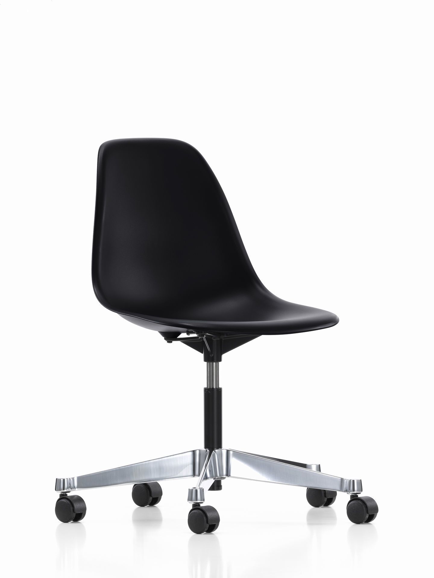 Schwarzer Eames Plastic Side Chair Drehstuhl mit poliertem Fußkreuz und Rollen, ein Bürostuhl Mängelexemplar.