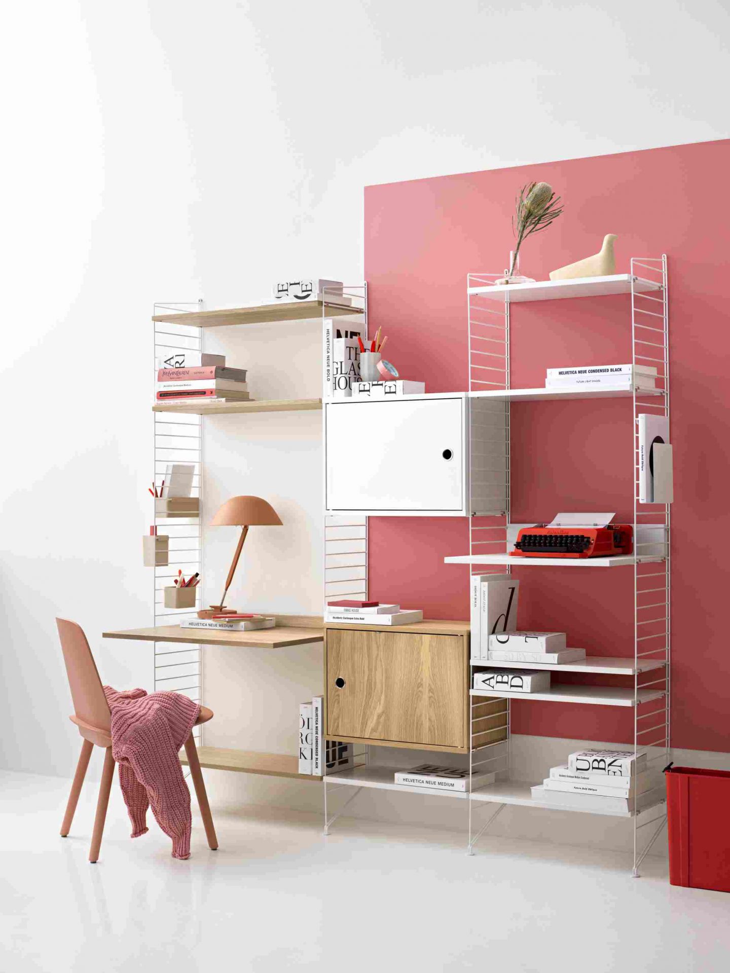 String Regal mit Schreibtisch und Stuhl. String Furniture Arbeitszimmer in Eiche und Weiß.