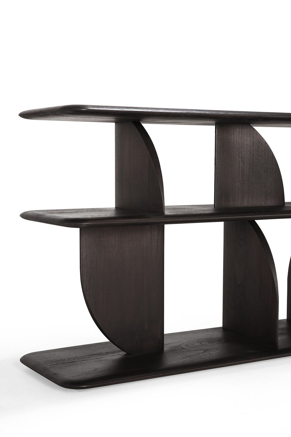 Detailaufnahme: Geometric Konsole aus dunklem Teakholz von Ethnicraft. Modernes Design mit abgerundeten Formen.