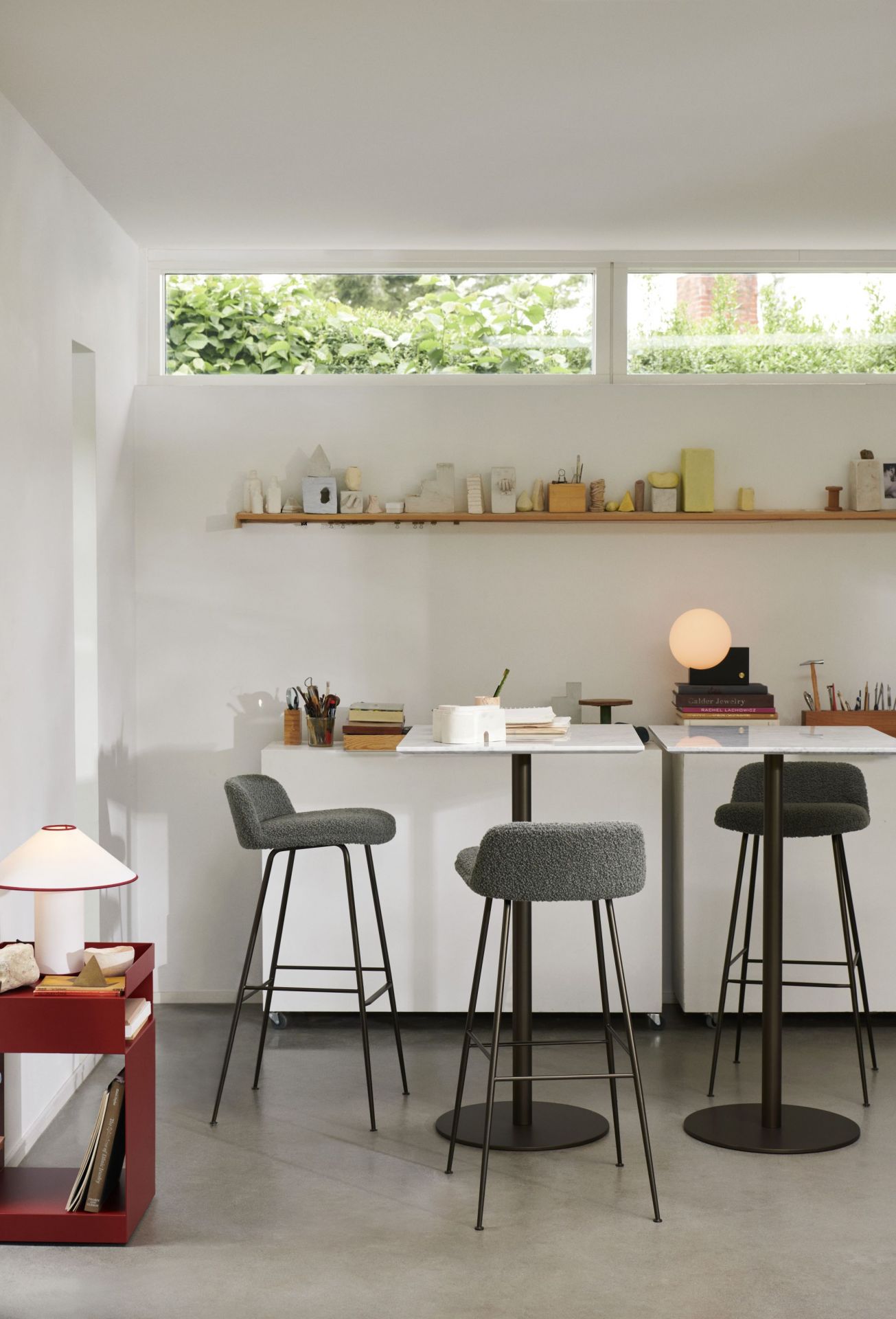 AndTradition Colette ATD6 Tischleuchte im modernen Arbeitszimmer mit Barhockern und minimalistischem Design.