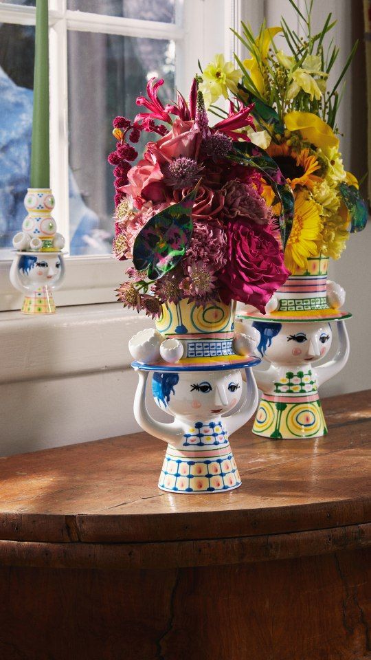 Bjorn Wiinblad Lady with Hat Vase, dekorative Blumenvase in Form einer Frau mit Hut und Blumenstrauß.