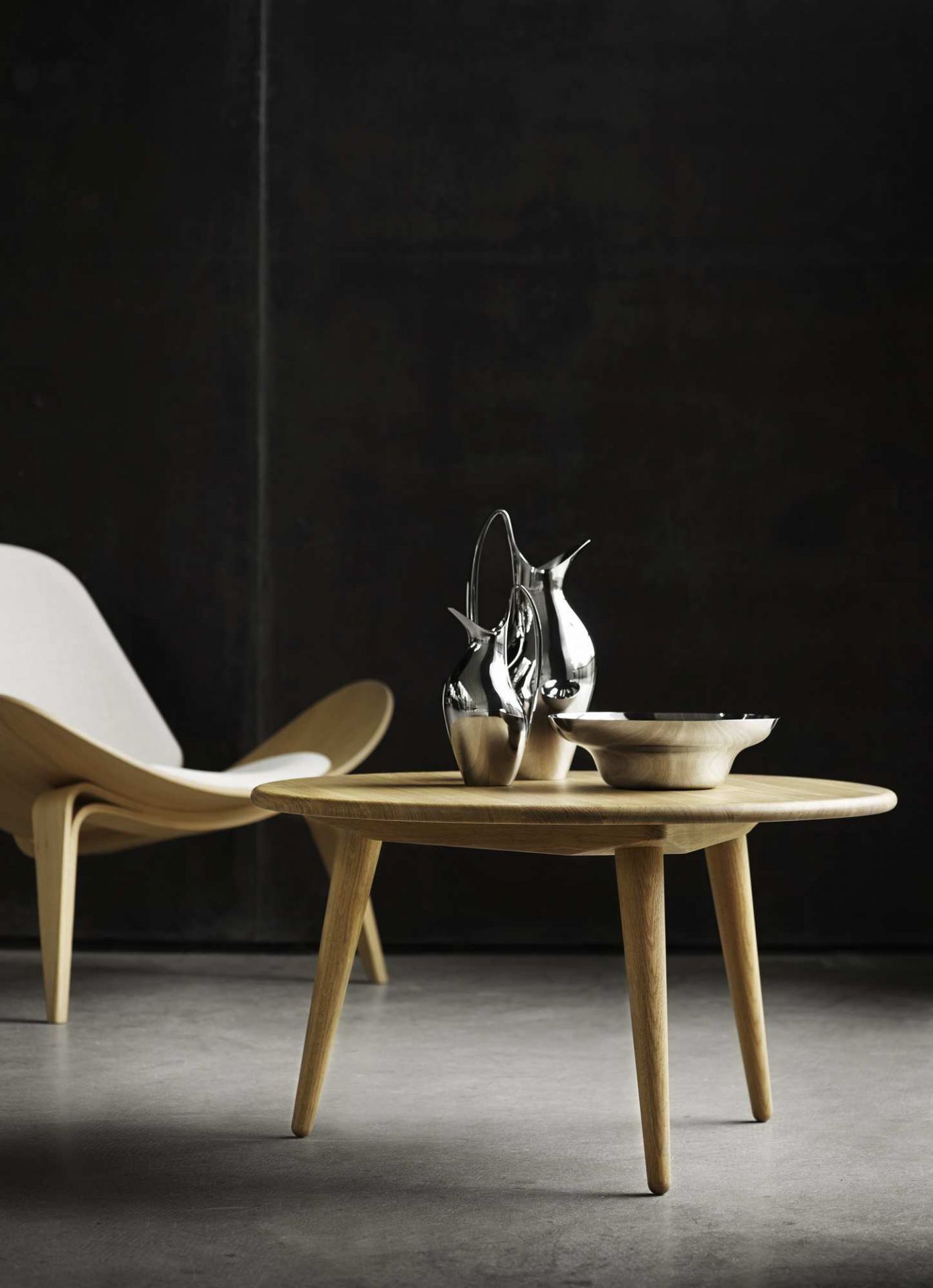CH07 Shell Chair Stuhl von Carl Hansen & Søn mit Holztisch und silbernen Dekorationen.