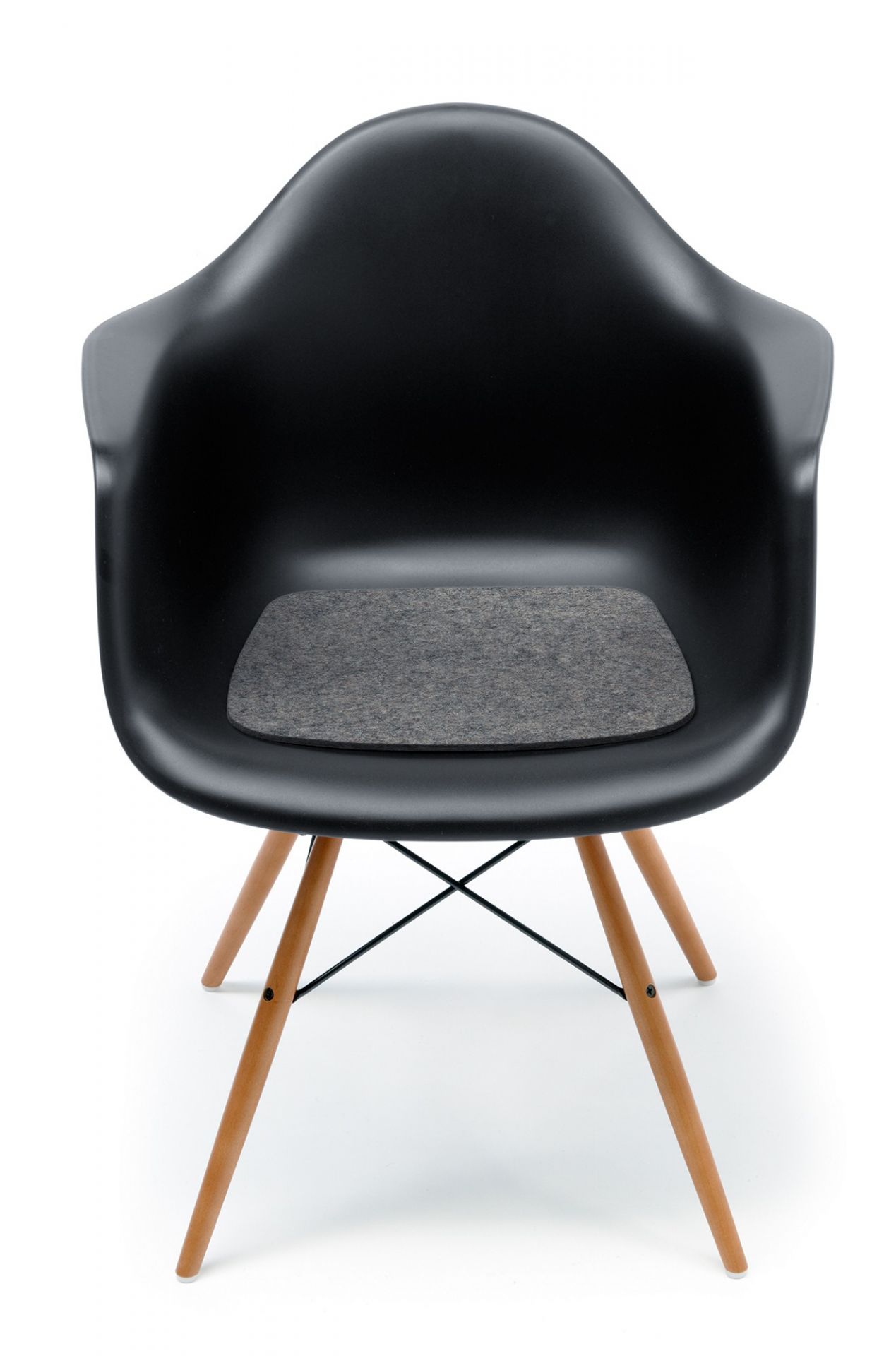 Schwarzer Eames Plastic Arm Chair mit grauer Hey Sign Filzauflage für mehr Sitzkomfort.
