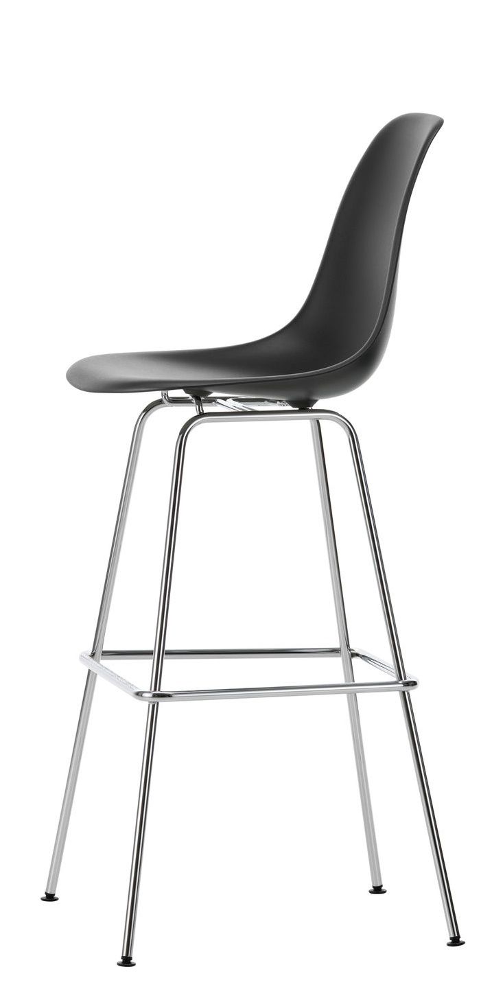 Schwarzer Eames Plastic Bar Stool Barhocker High von Vitra mit verchromtem Metallgestell, seitliche Ansicht.
