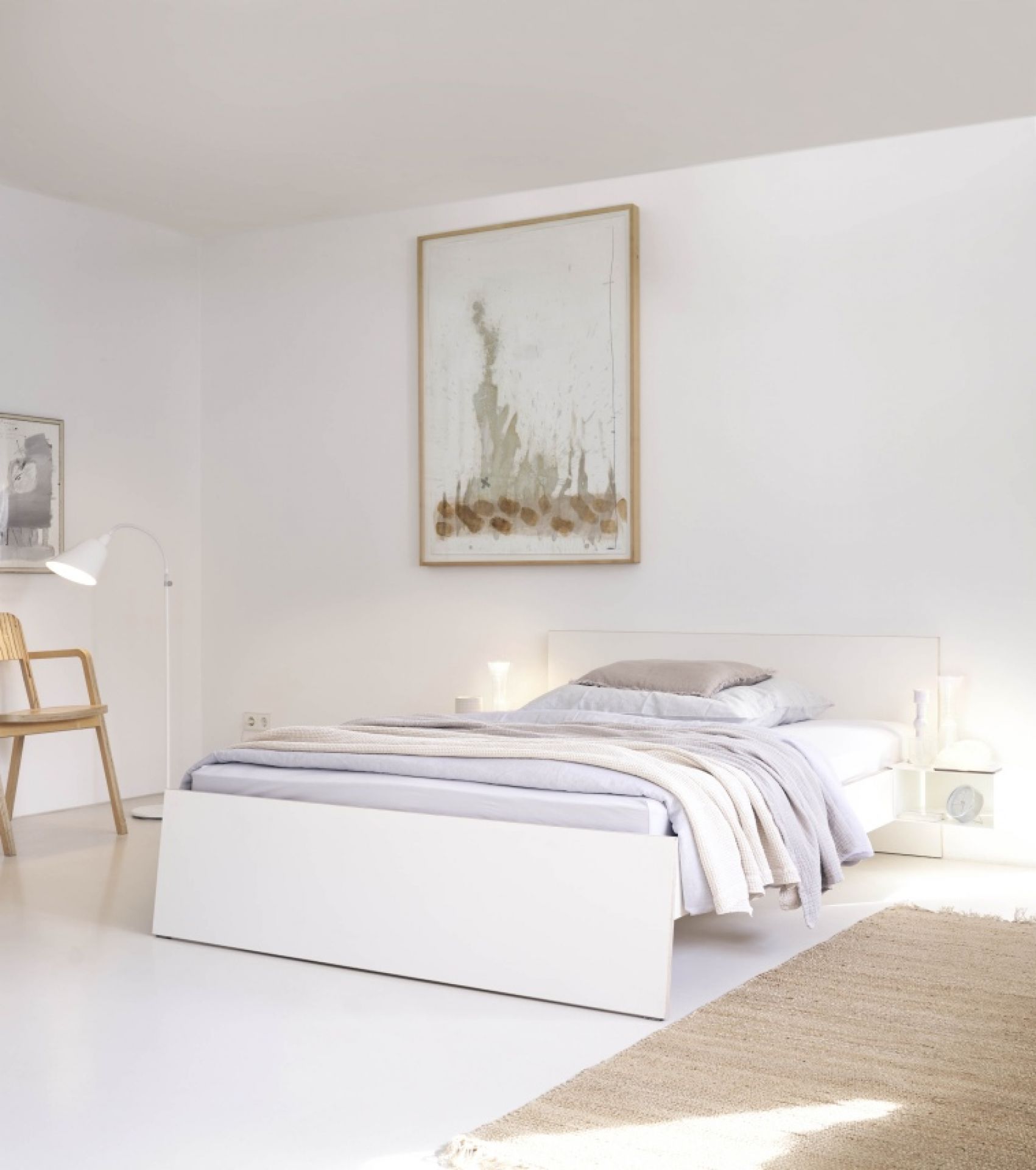 Weißes Stockholm Bett von Richard Lampert mit hohem Kopfteil aus Birke Multiplex, Größe 180.