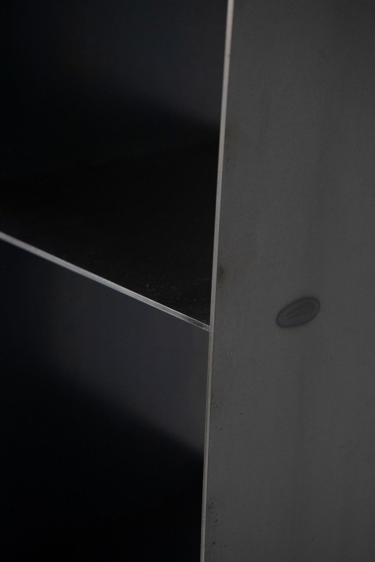 Detailaufnahme des Gespannten Regals von Nils Holger Moormann, modernes Designmöbel für Wohnzimmer und Büro.