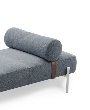 Blaues Daybed Kissen "Extra Pillow" für Liege von Northern, Detailansicht mit Lederriemen.