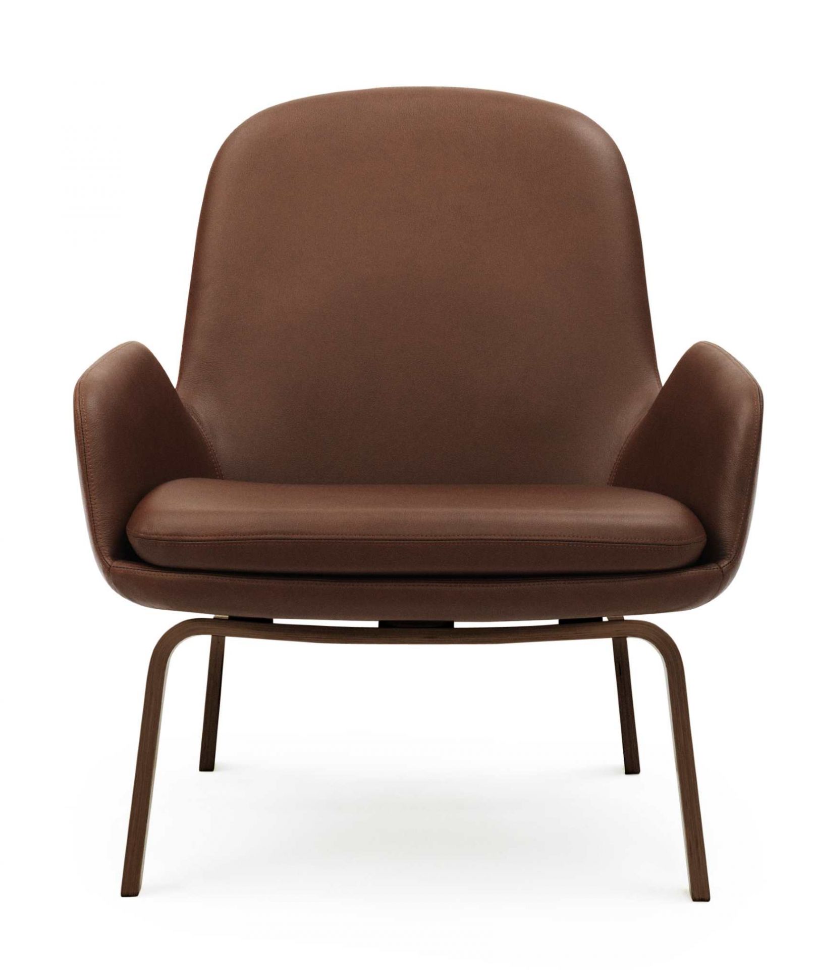 Brauner Era Lounge Chair Sessel von Normann Copenhagen mit niedrigem, filigranem Holzgestell.