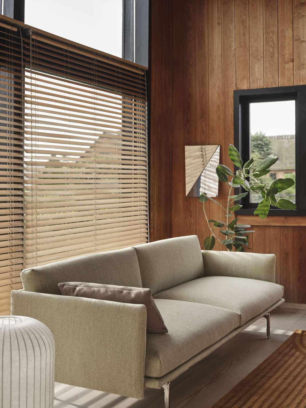 Nahaufnahme der Muuto Strand Tischleuchte, modernes Design, sanftes Licht, ideal für Wohnzimmer.