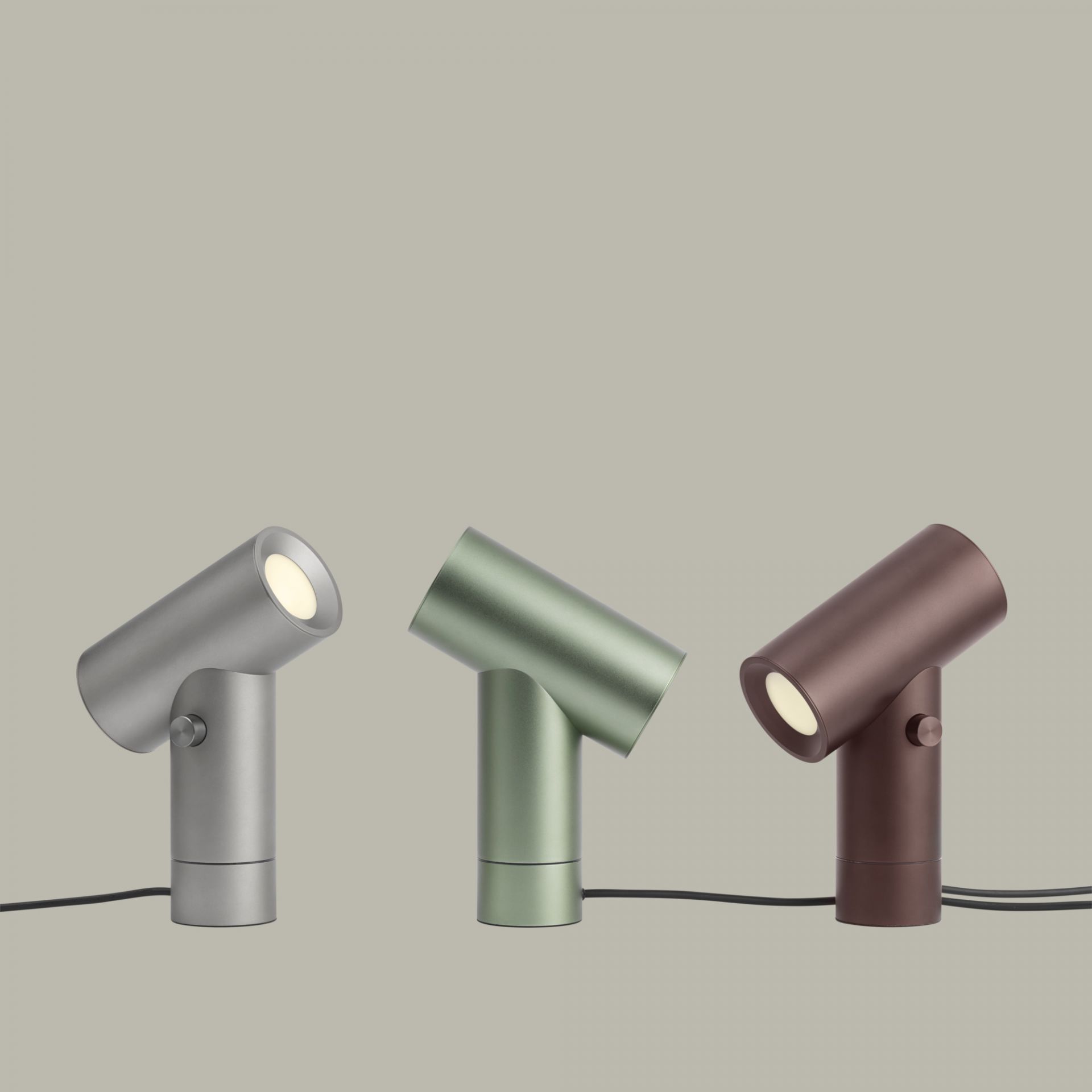 Muuto Beam Lamp: Drei moderne Tischleuchten aus Aluminium in Silber, Grün und Braun.