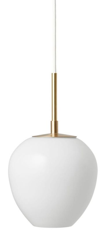 Weiße Tulip Pendelleuchte von Carl Hansen & Søn mit Messingdetails und Textilkabel.
