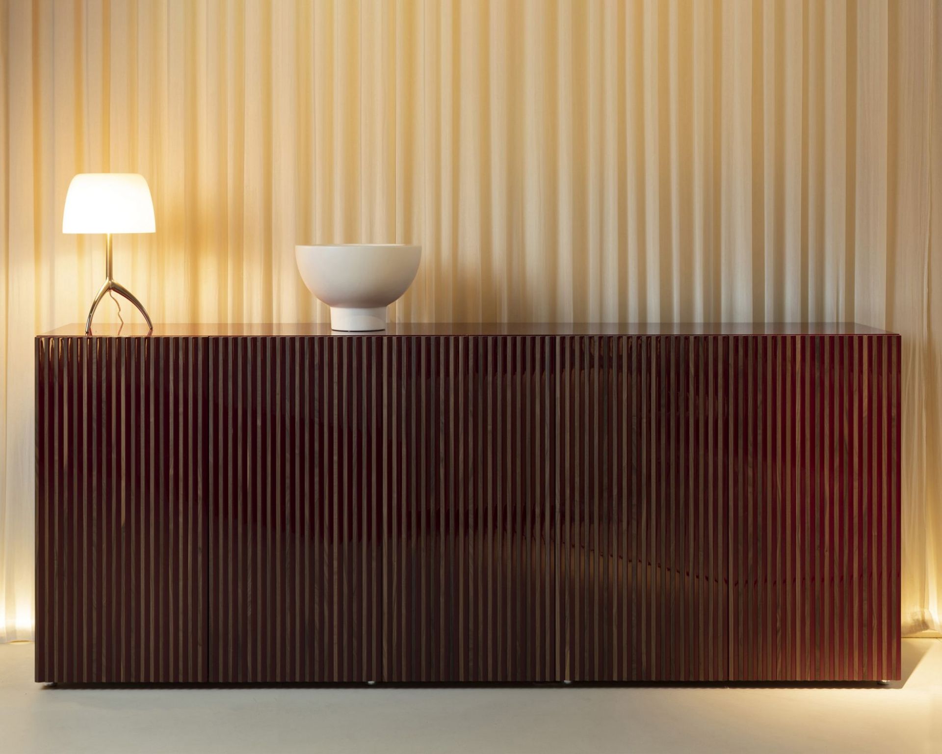 Weinrote Leon Decor Anrichte mit vier Türen und vertikalen Holzlamellen. Moderne Kommode für Wohnzimmer und Esszimmer.