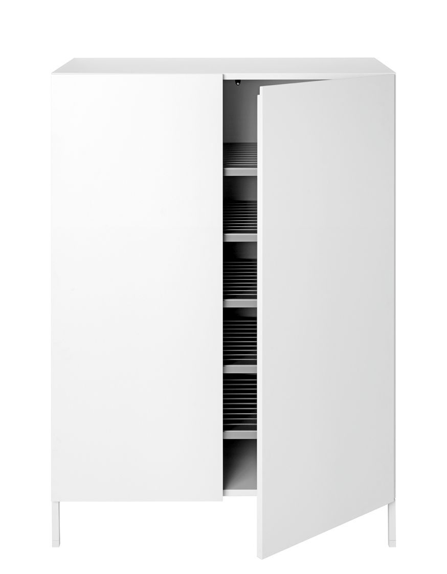 Schönbuch Urban Sideboard in Weiß mit geöffneter Tür und Einlegeböden für Schuhe.