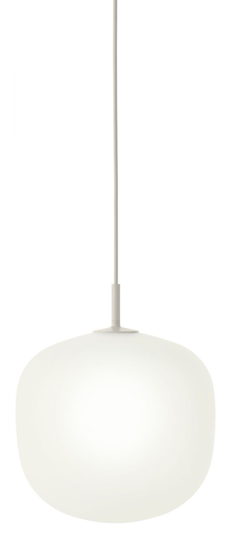 Nahaufnahme der grauen Rime Pendelleuchte von Muuto, moderne Hängelampe für stilvolle Innenbeleuchtung.