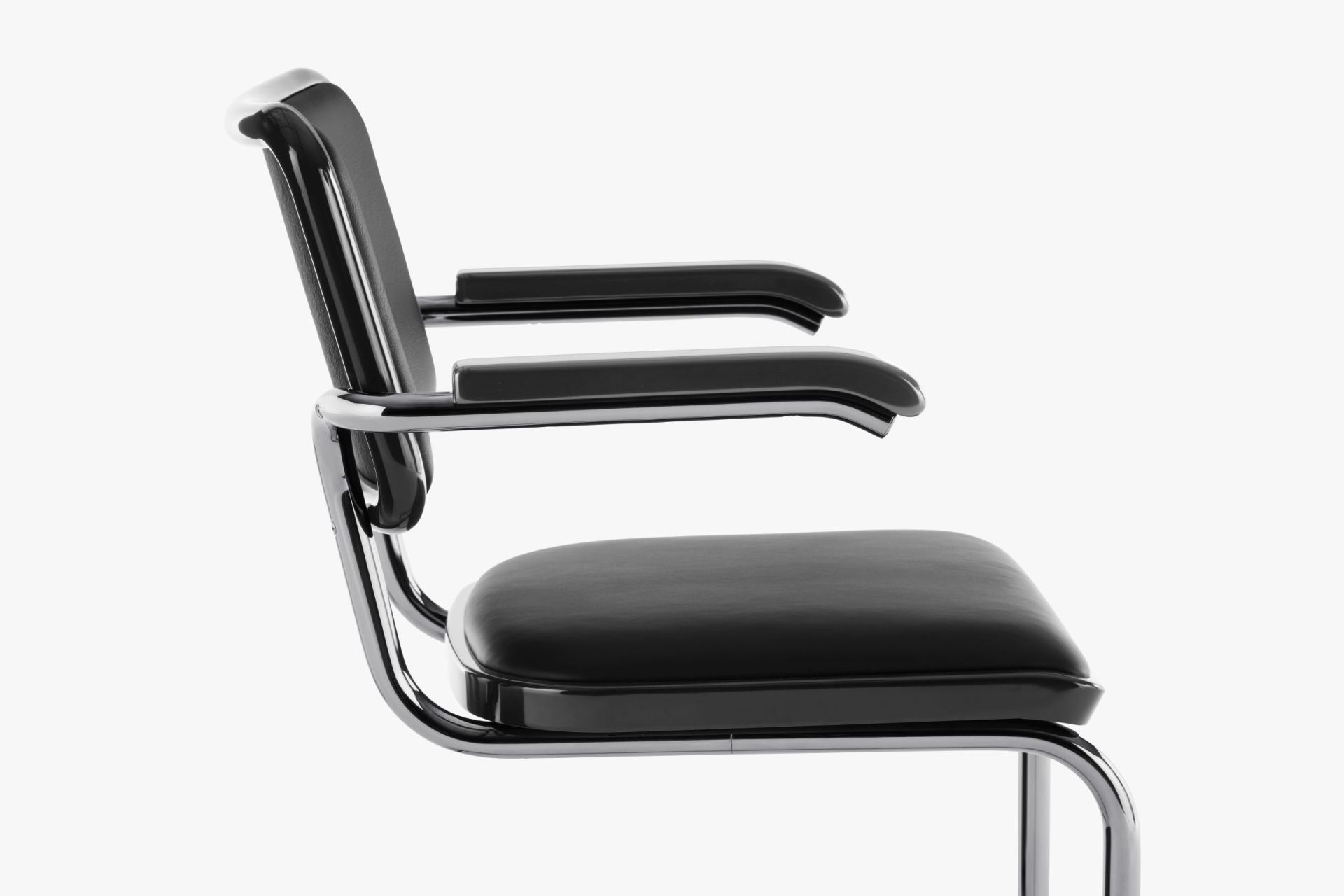JS. Thonet S 64 P Freischwinger Stuhl mit schwarzem Leder und verchromtem Stahlrohr Gestell, Seitenansicht.