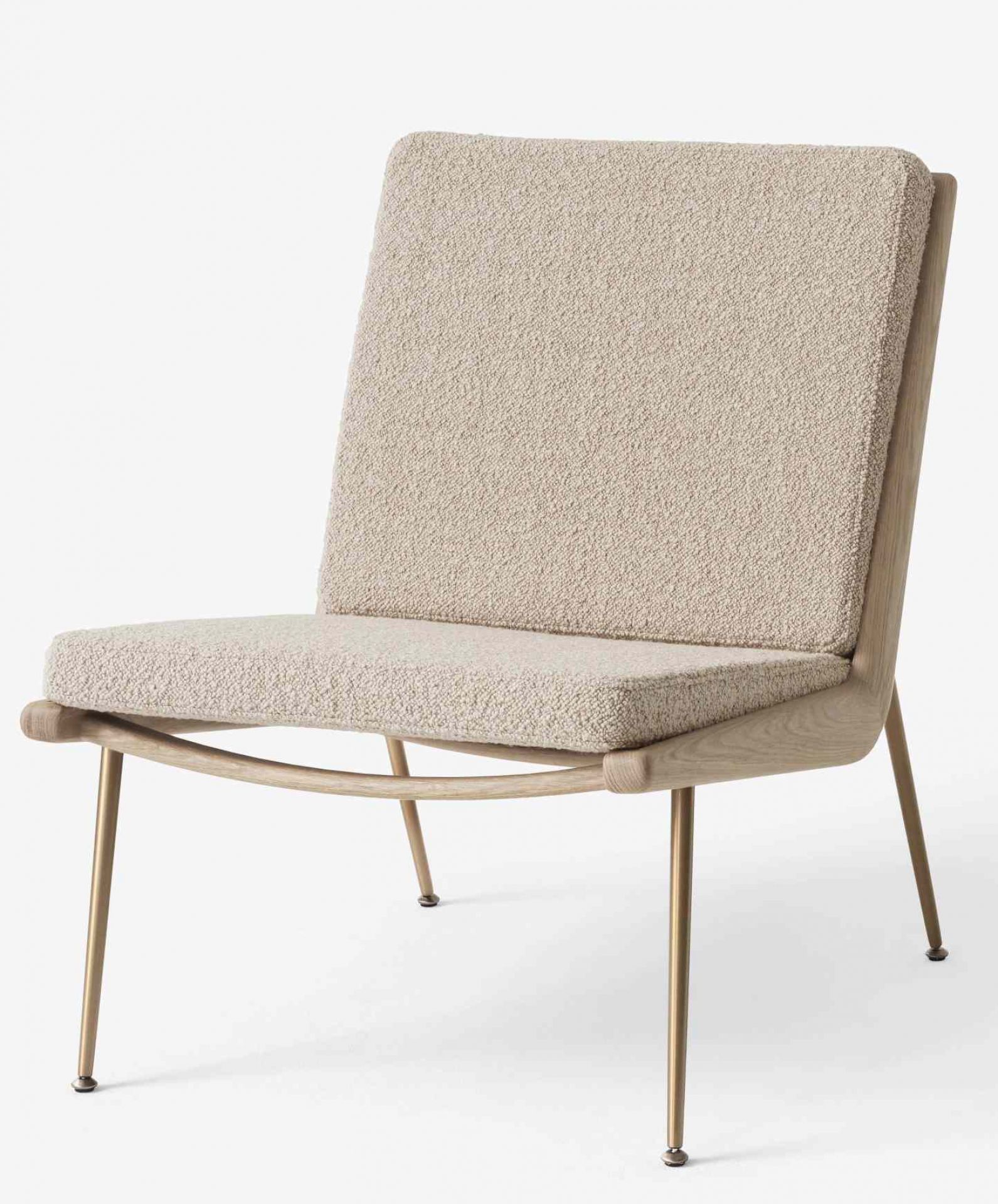 AndTradition Boomerang Lounge Chair HM1 Sessel mit beigem Bouclé-Bezug und filigranem Metallgestell.