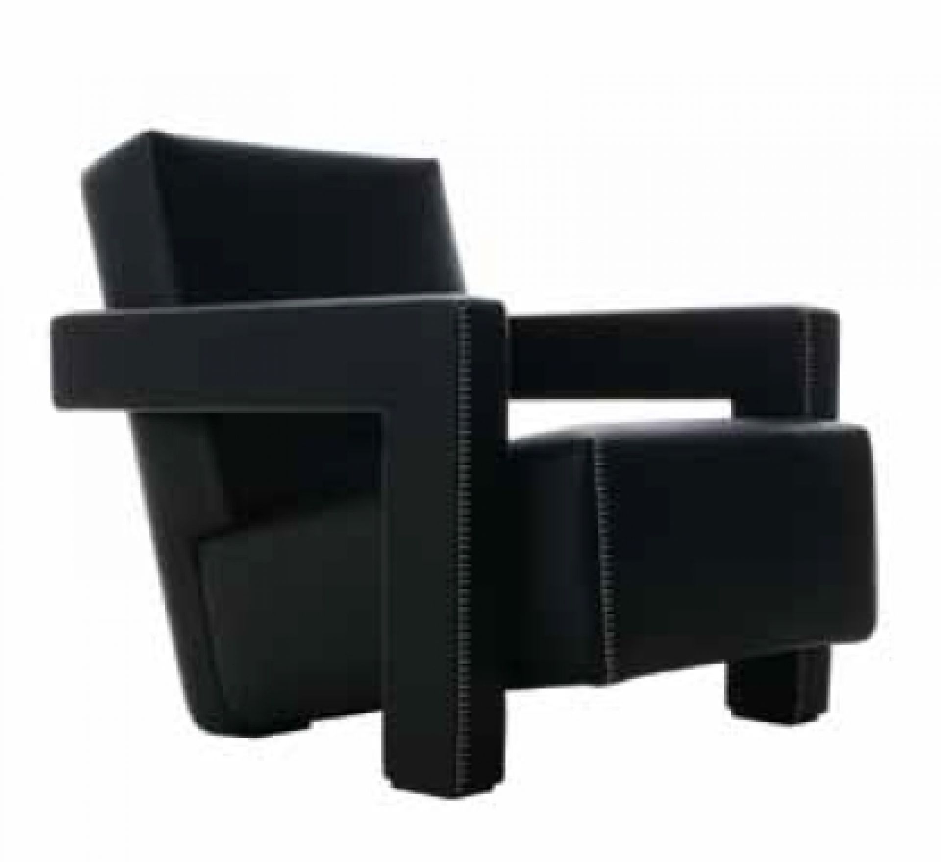 Schwarzer Cassina 637 Utrecht Sessel mit kubischer Form und markanten Ziernähten, seitliche Ansicht.