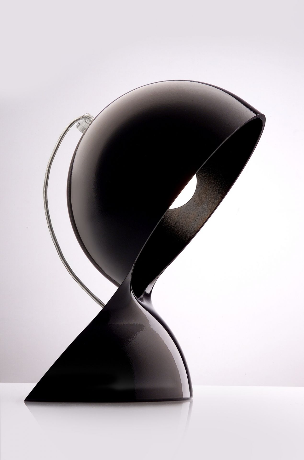 Schwarze Dalu' Tischleuchte von Artemide: Design Lampe mit geschwungener Form für Wohnzimmer und Büro.