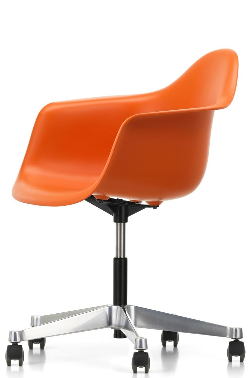 Oranger Eames Plastic Arm Chair PACC Stuhl von Vitra mit Rollen und silbernem Fußkreuz.
