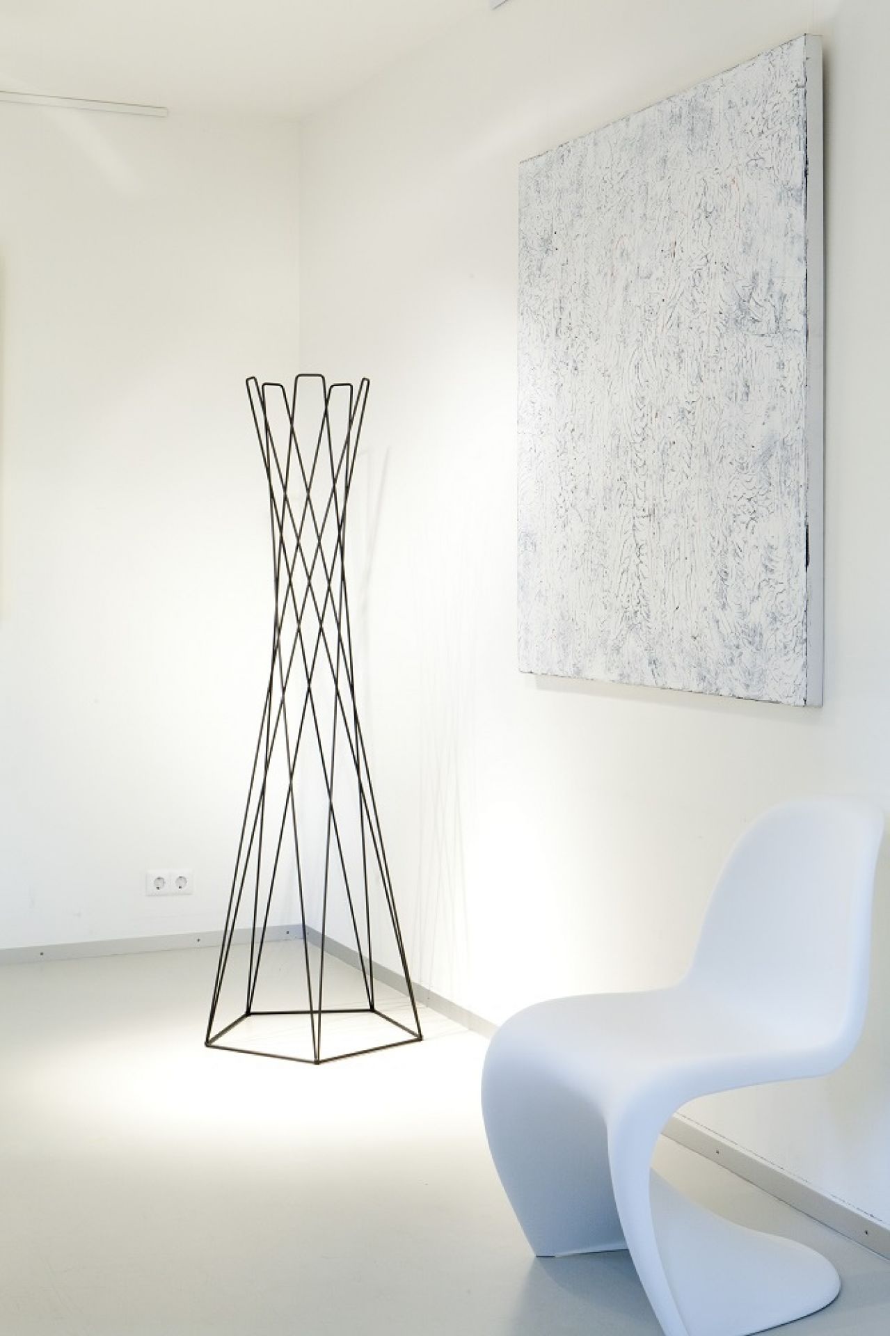 Basket Garderobe von Cascando: Moderne Standgarderobe aus schwarzem Metall im minimalistischen Design.