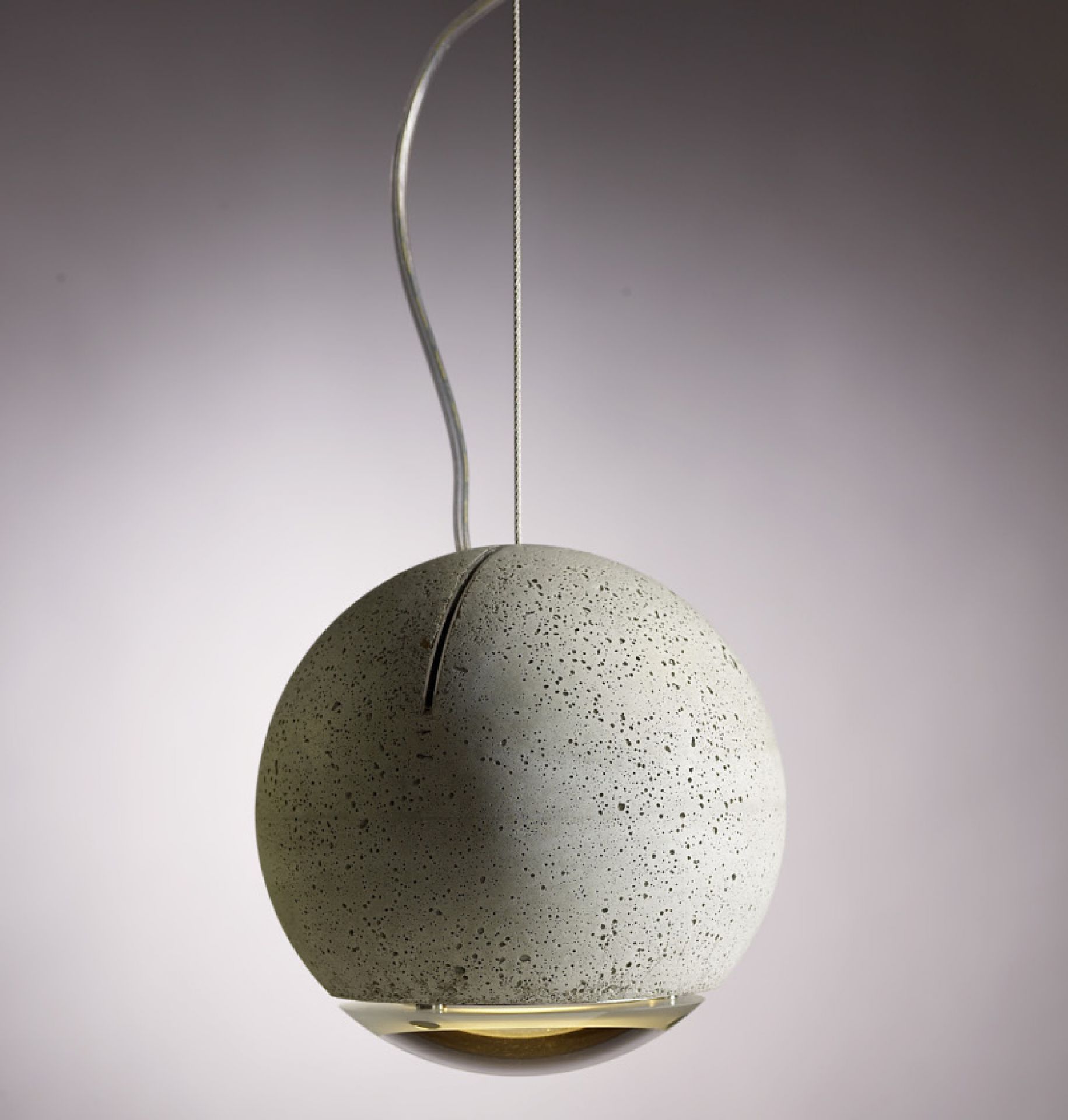 Moderne Beton Hängeleuchte in Kugelform mit warmem Lichtschein für stilvolle Innenraumbeleuchtung.