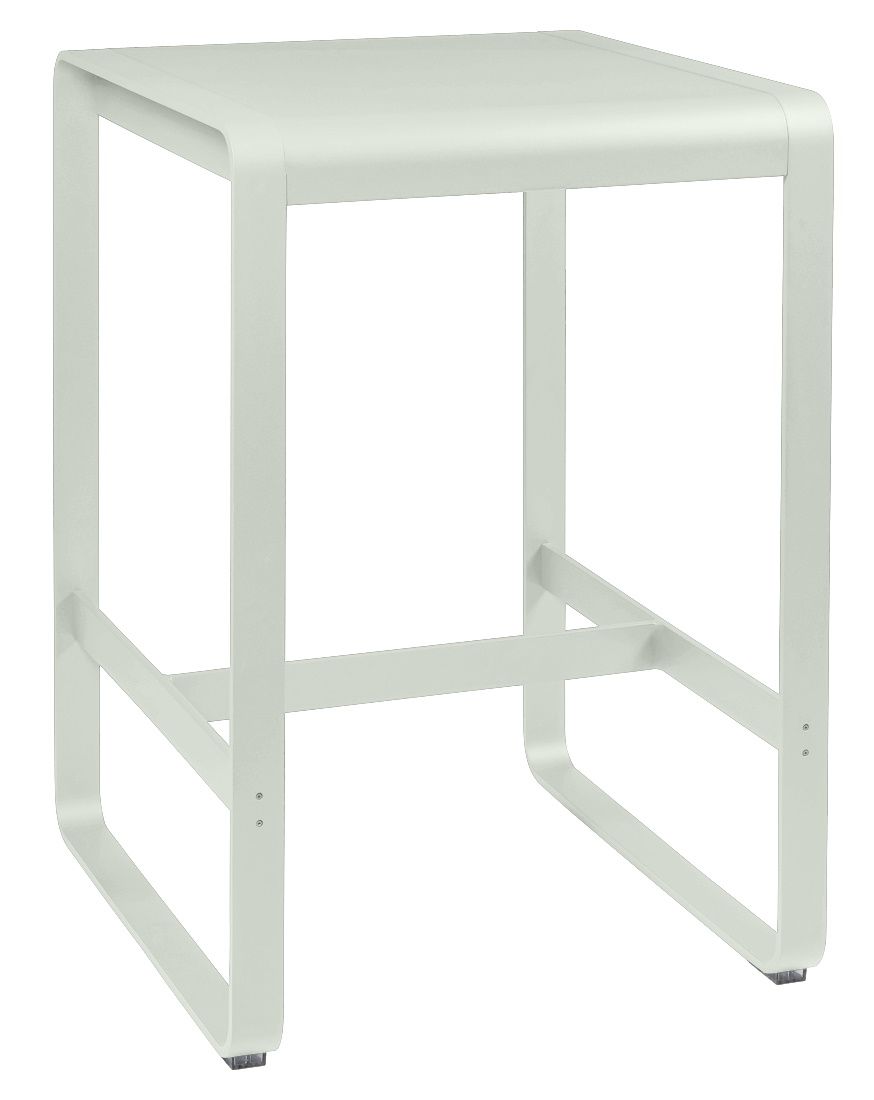 Weißer Bellevie Outdoor Stehtisch von Fermob, ideal für Garten, Terrasse und Balkon.