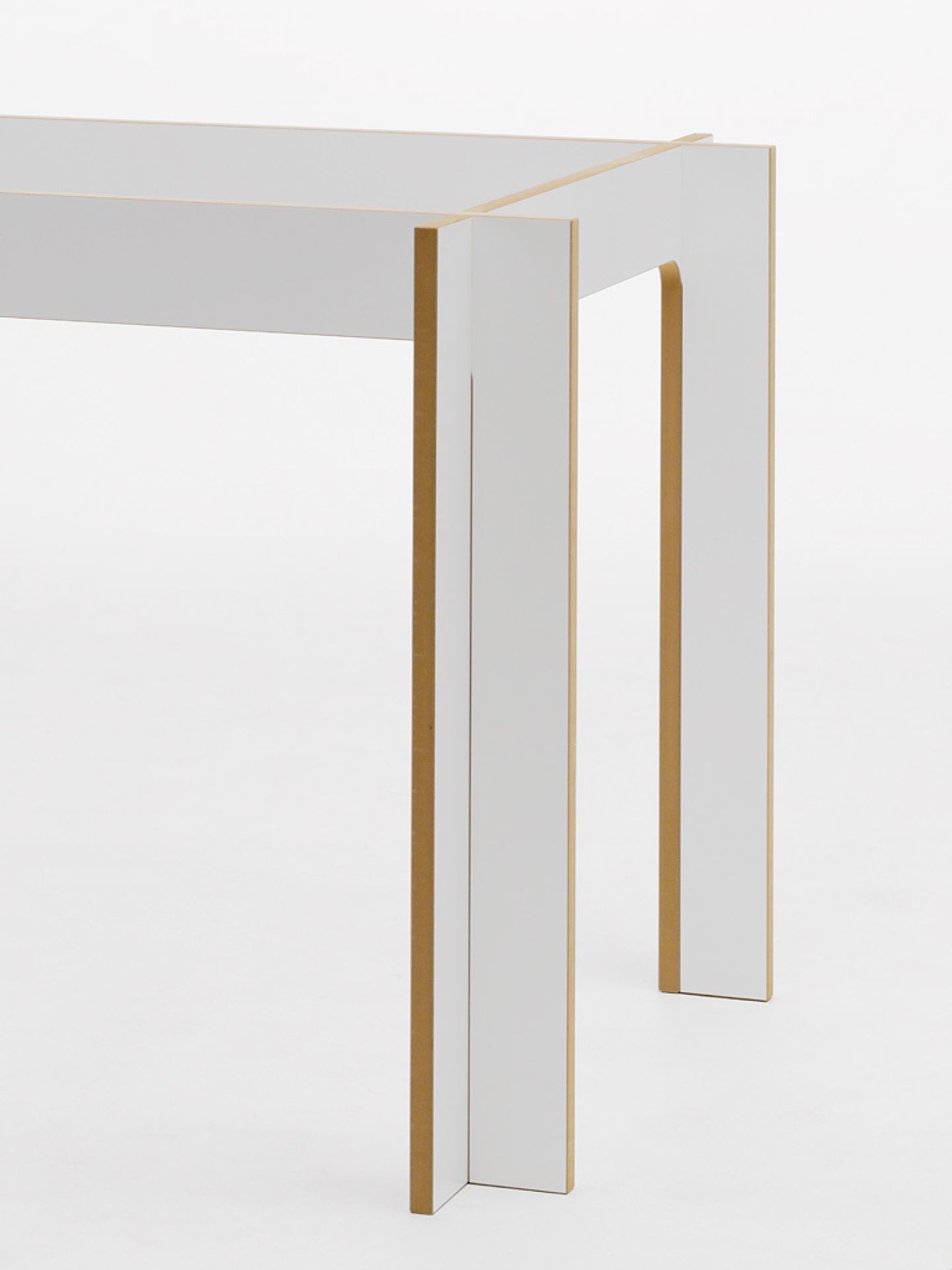 Detailaufnahme vom Tisch groß Tojo, einem modernen, weißen Esstisch mit minimalistischem Design.