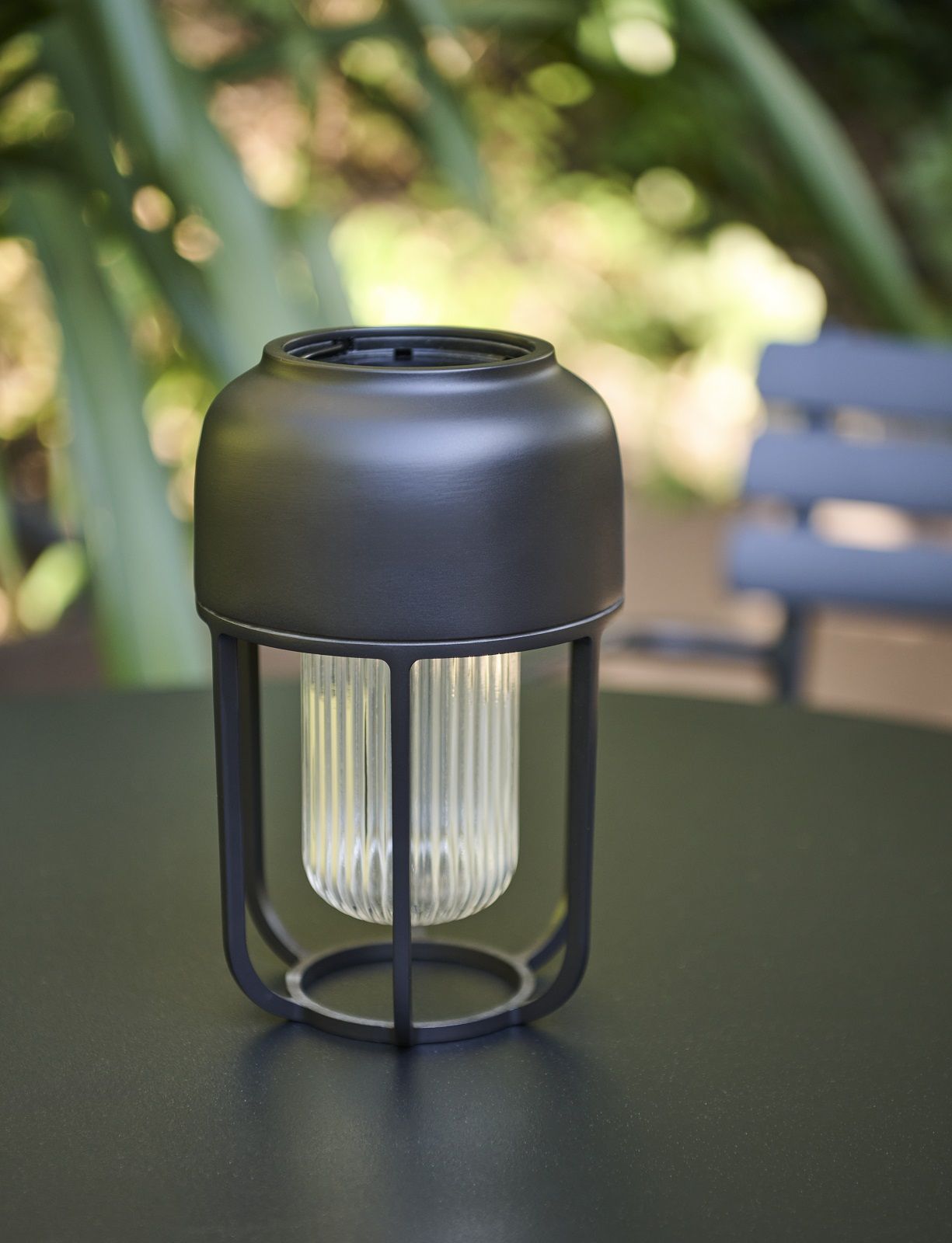 Houe LIGHT No.1 Akku-Tischleuchte für Innen und Außen, schwarz, mit geriffeltem Glas.